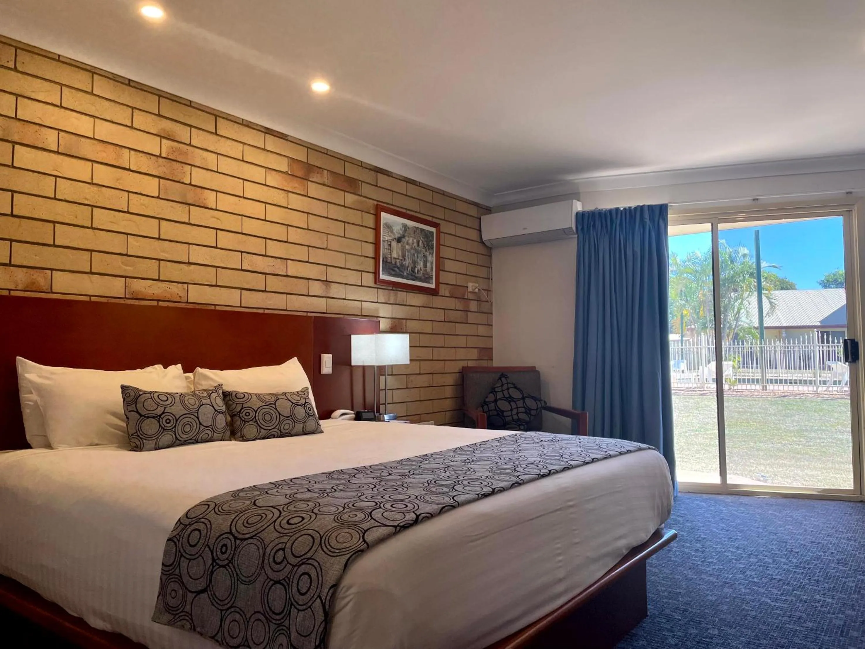 Bed in Western Heritage Motor Inn