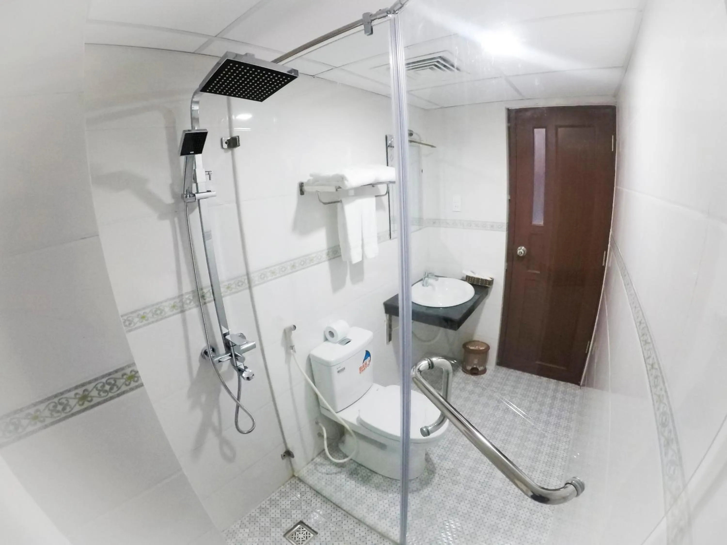 Shower in Anh Linh 2 Hotel