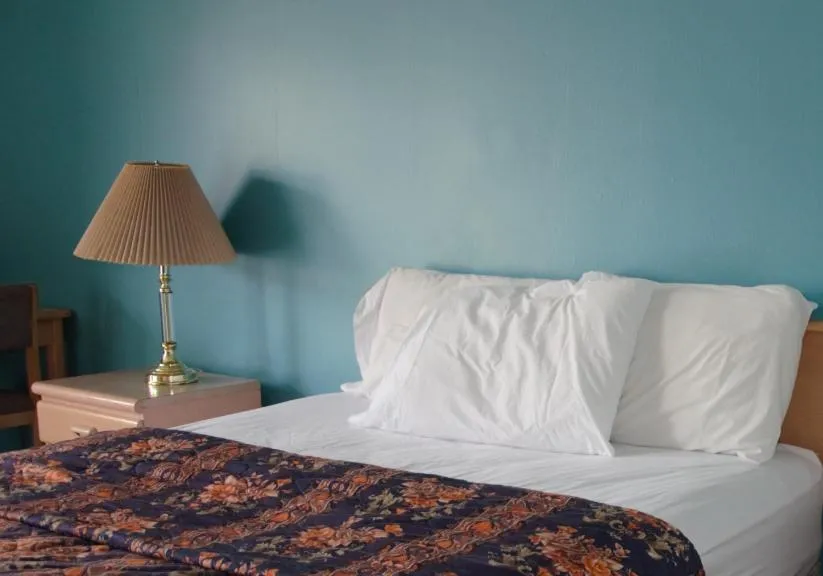 Bedroom, Bed in Trans Canada Motel