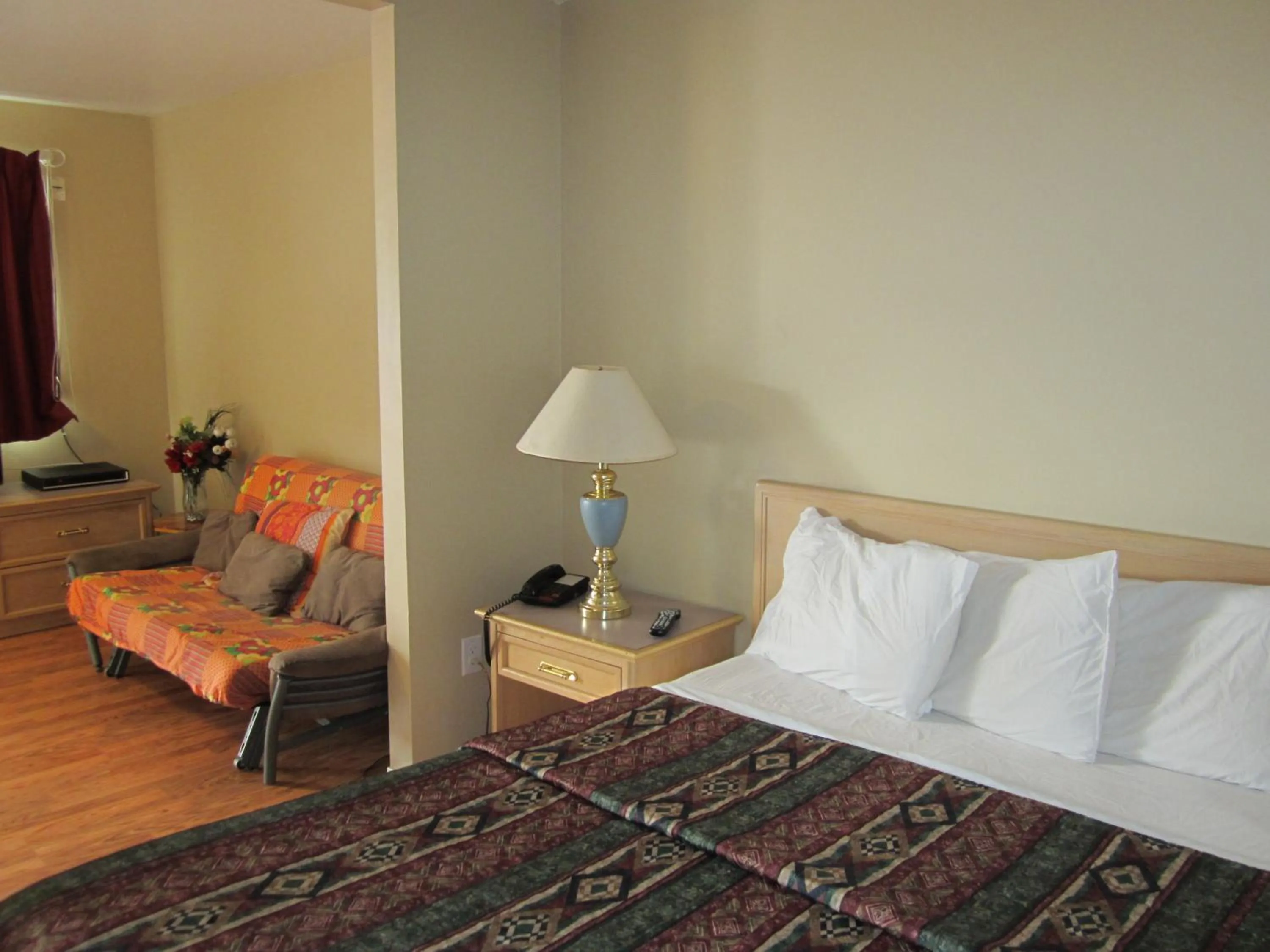 Bedroom, Bed in Trans Canada Motel