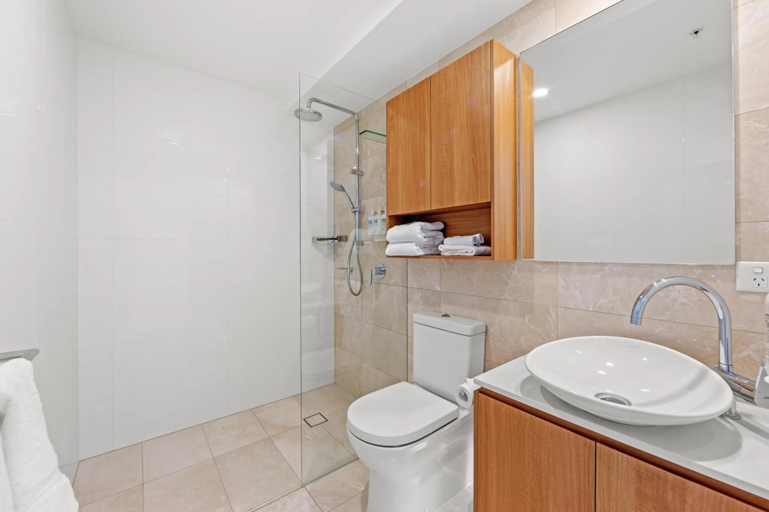 Shower in Brisbane Skytower by CLLIX