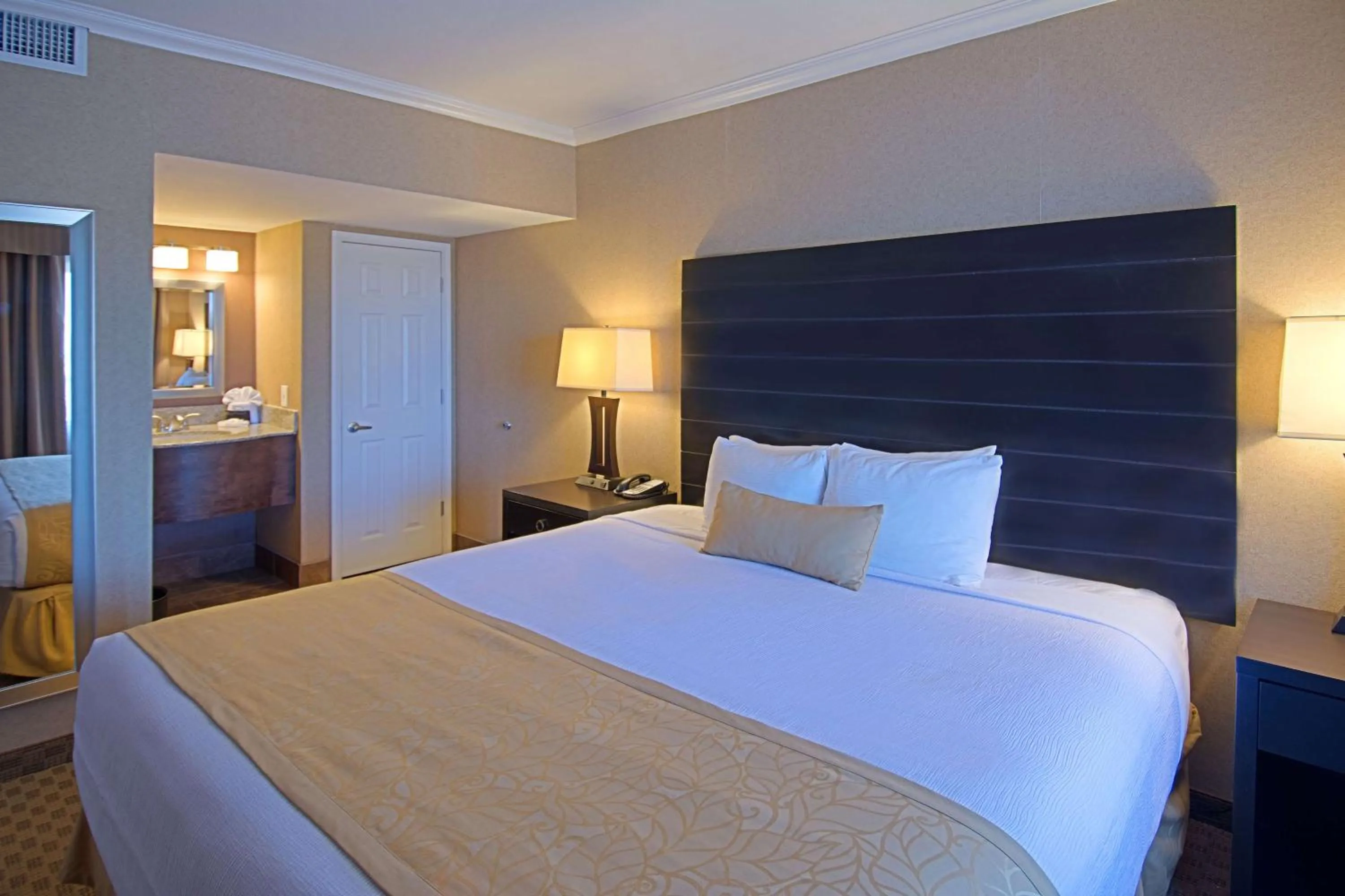 Photo of the whole room, Bed in Best Western Yuma Mall Hotel & Suites