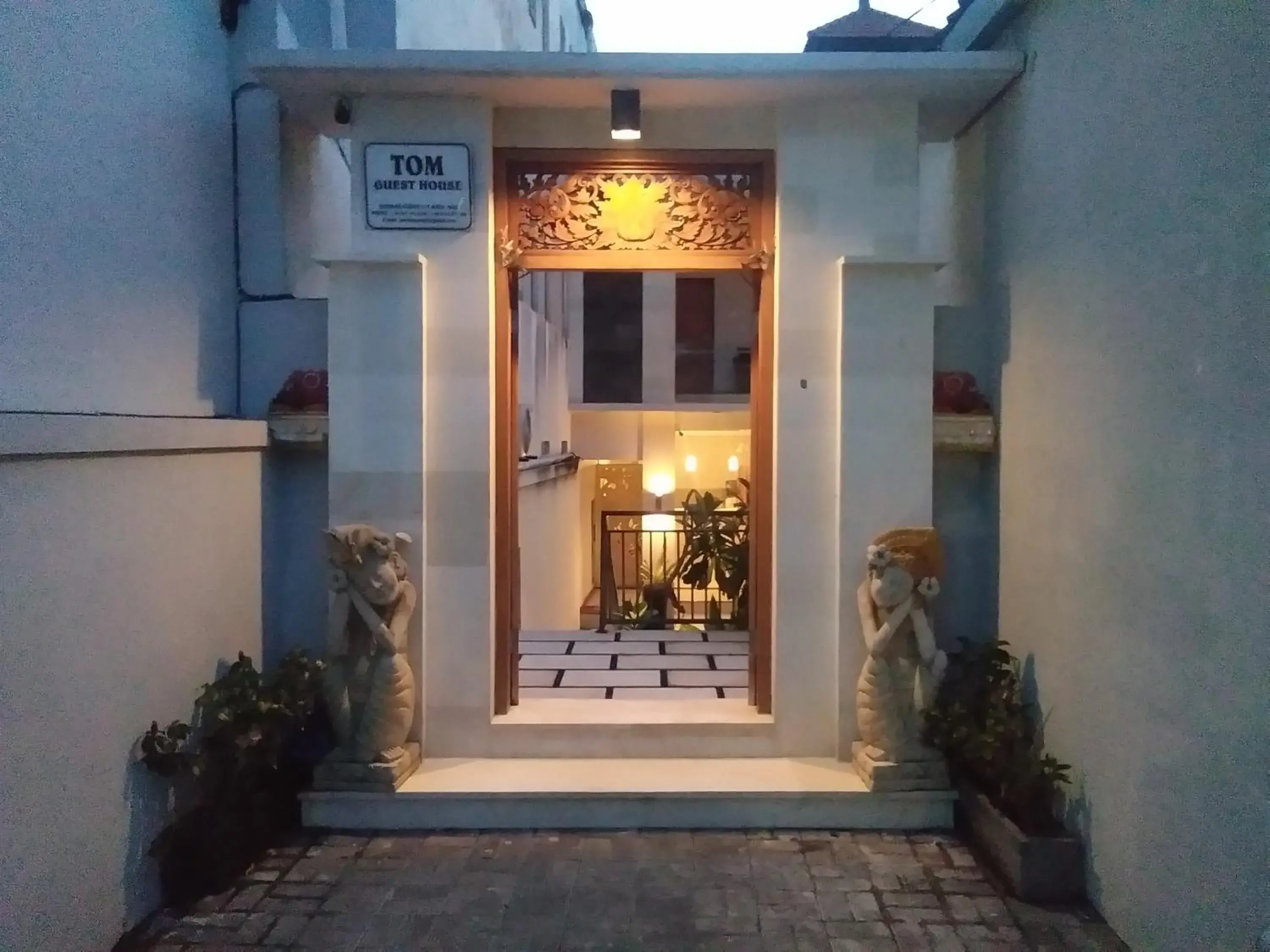 Facade/entrance in Tom Guest House Facade/entrance in Tom Guest House