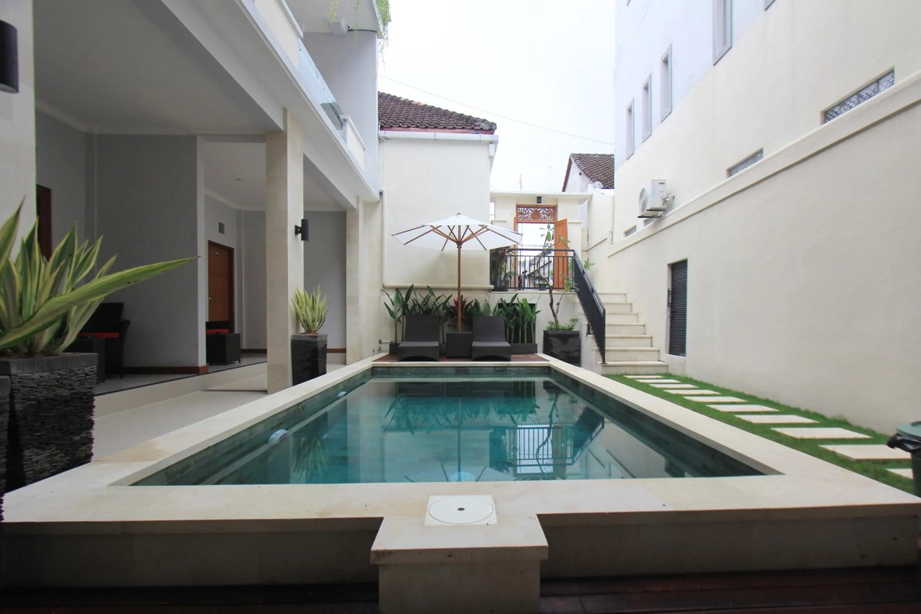 Swimming pool in Tom Guest House