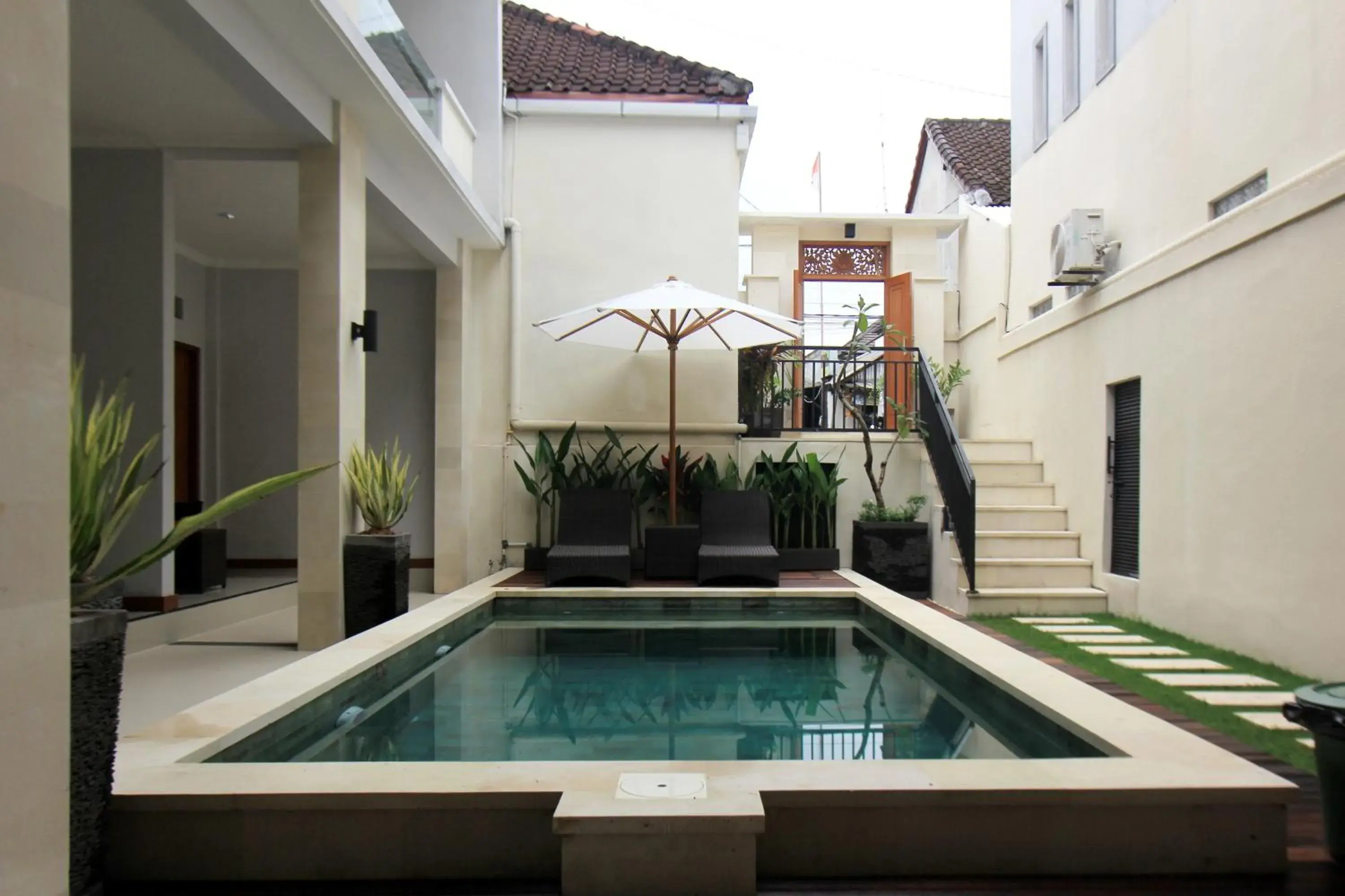 Pool view in Tom Guest House Pool view in Tom Guest House