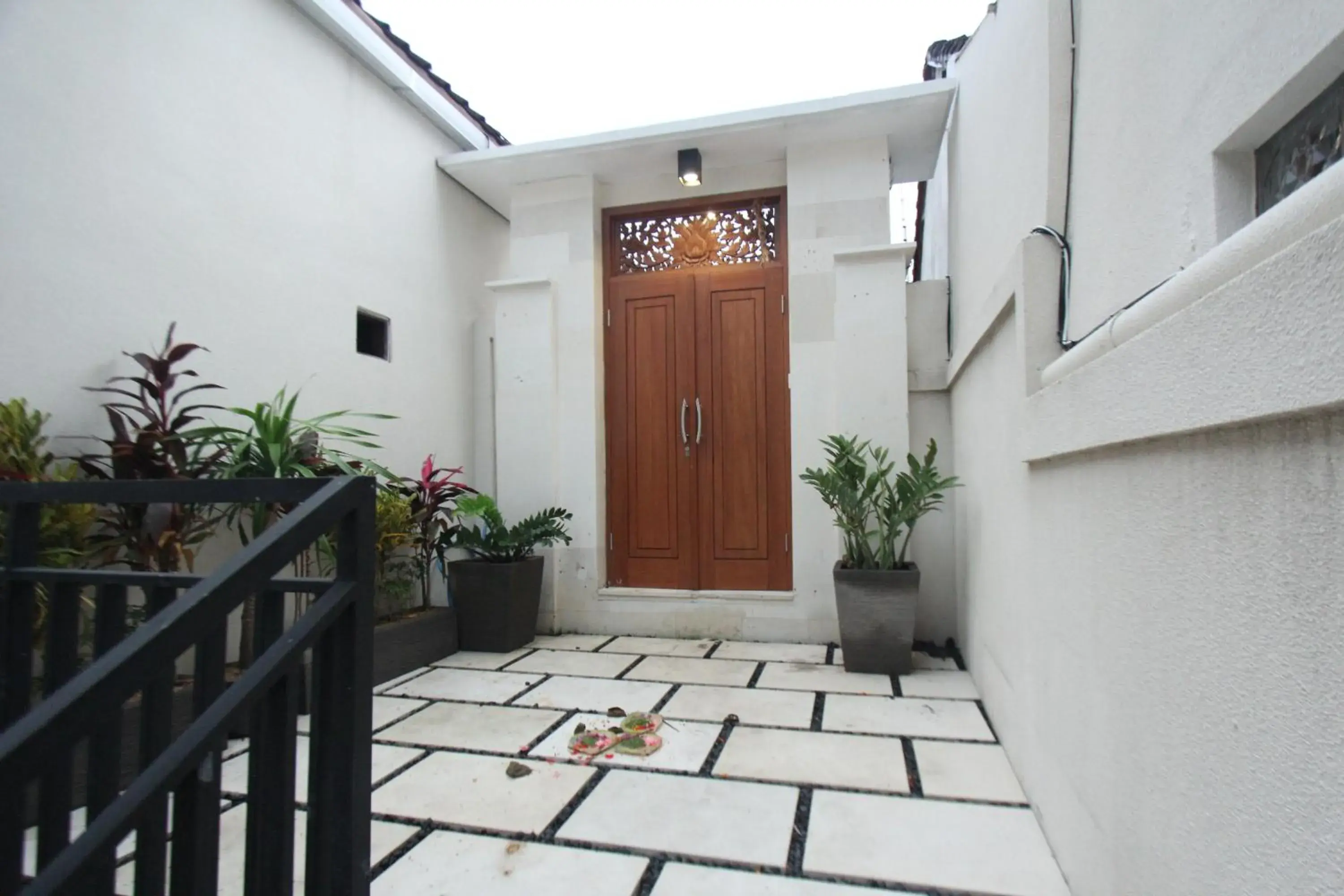 Facade/entrance in Tom Guest House Facade/entrance in Tom Guest House