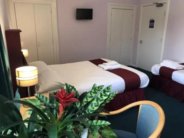 Photo of the whole room, Bed in Hinsley Hall