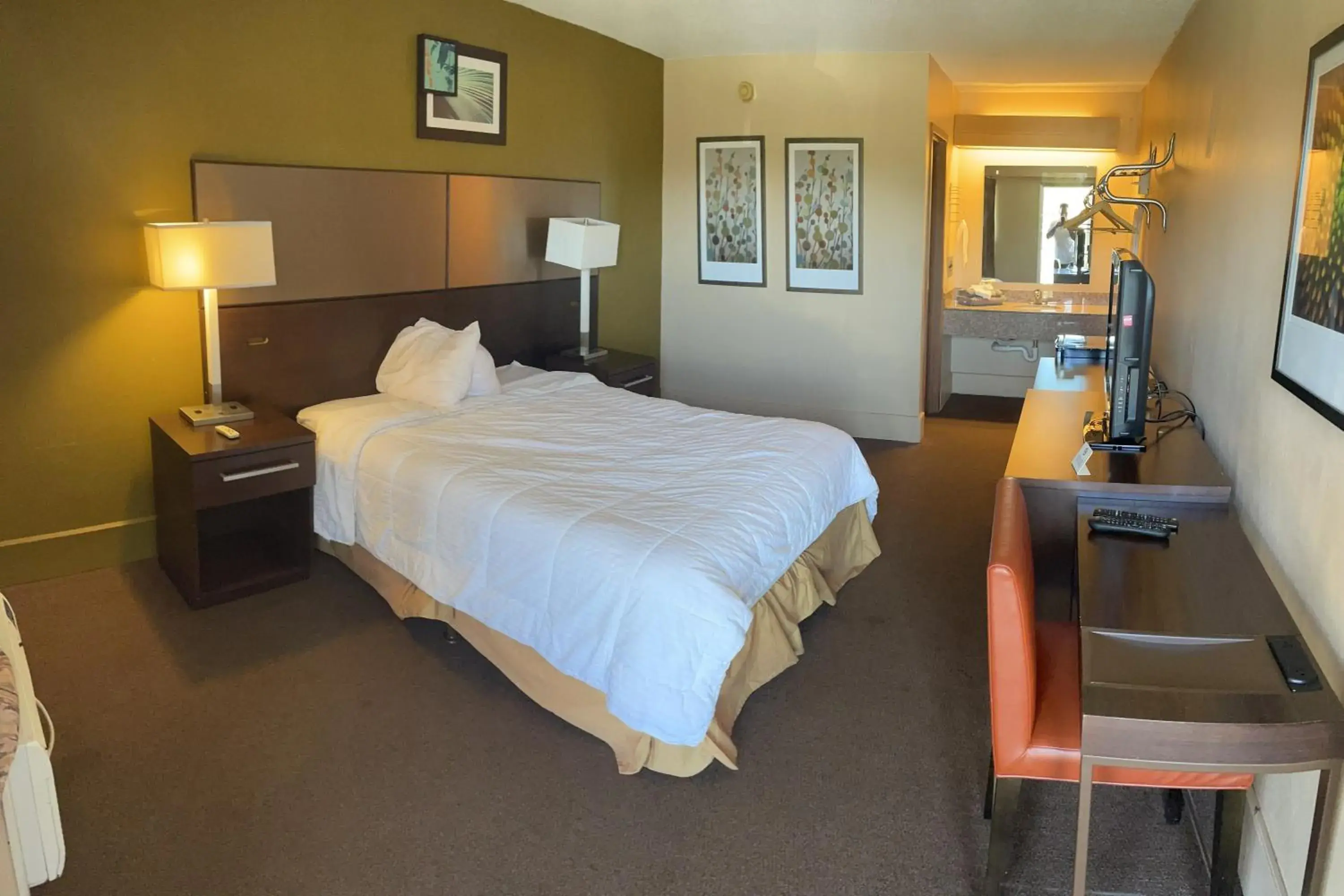 Queen Room - Non-Smoking in Hilltop Inn Pittsburgh Queen Room - Non-Smoking in Hilltop Inn Pittsburgh