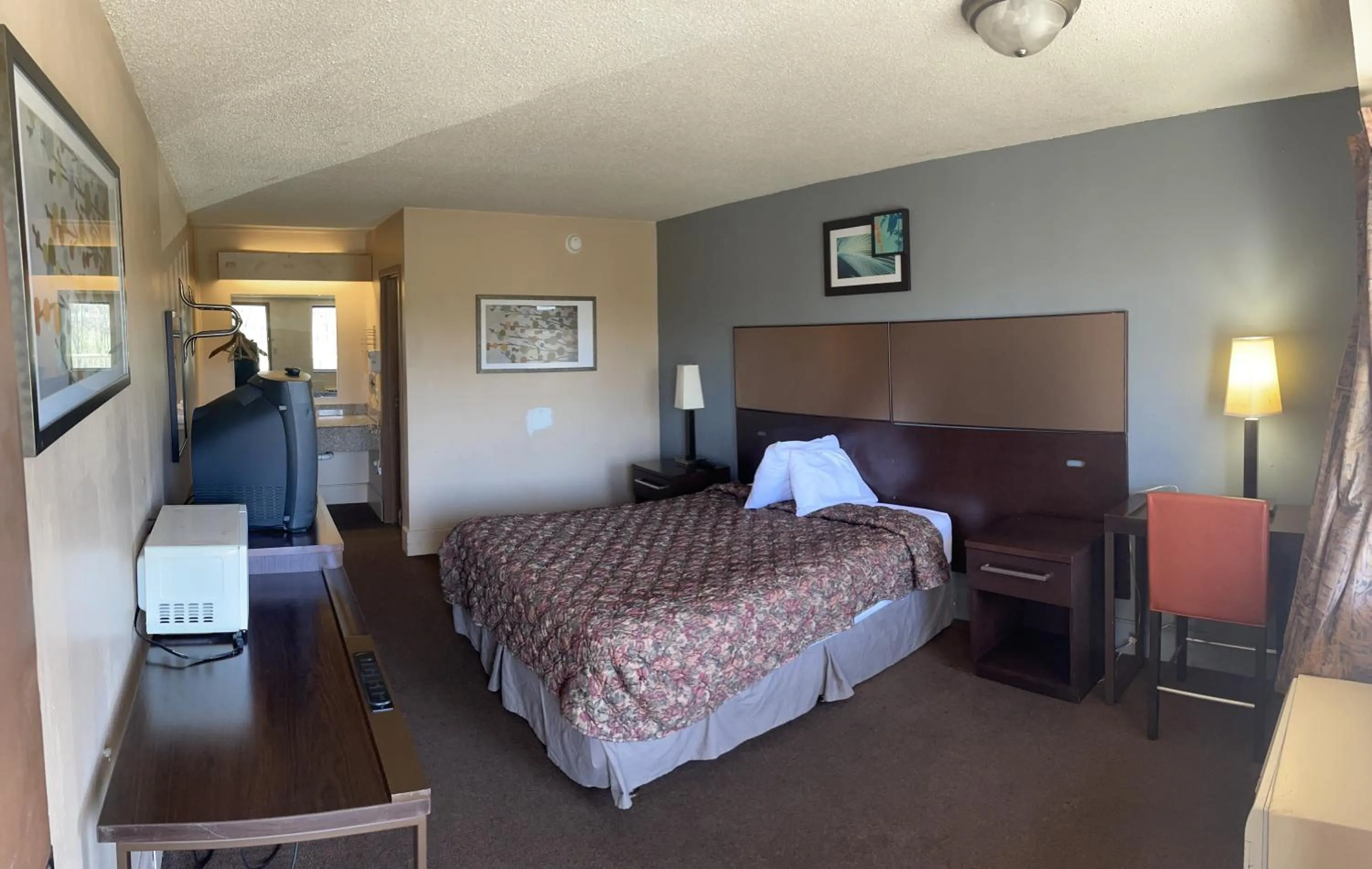 Bed in Hilltop Inn Pittsburgh