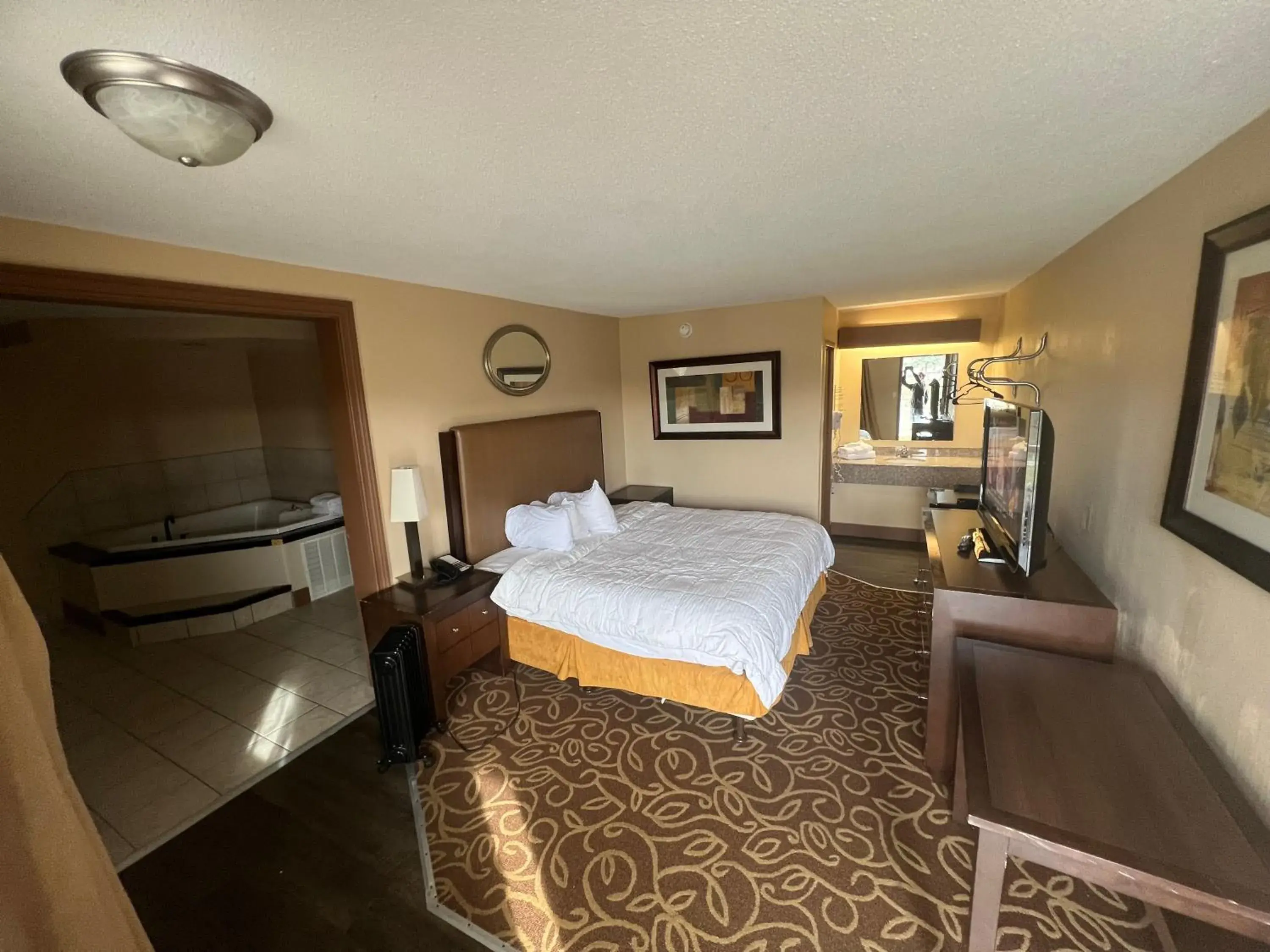 Photo of the whole room, Bed in Hilltop Inn Pittsburgh Photo of the whole room, Bed in Hilltop Inn Pittsburgh