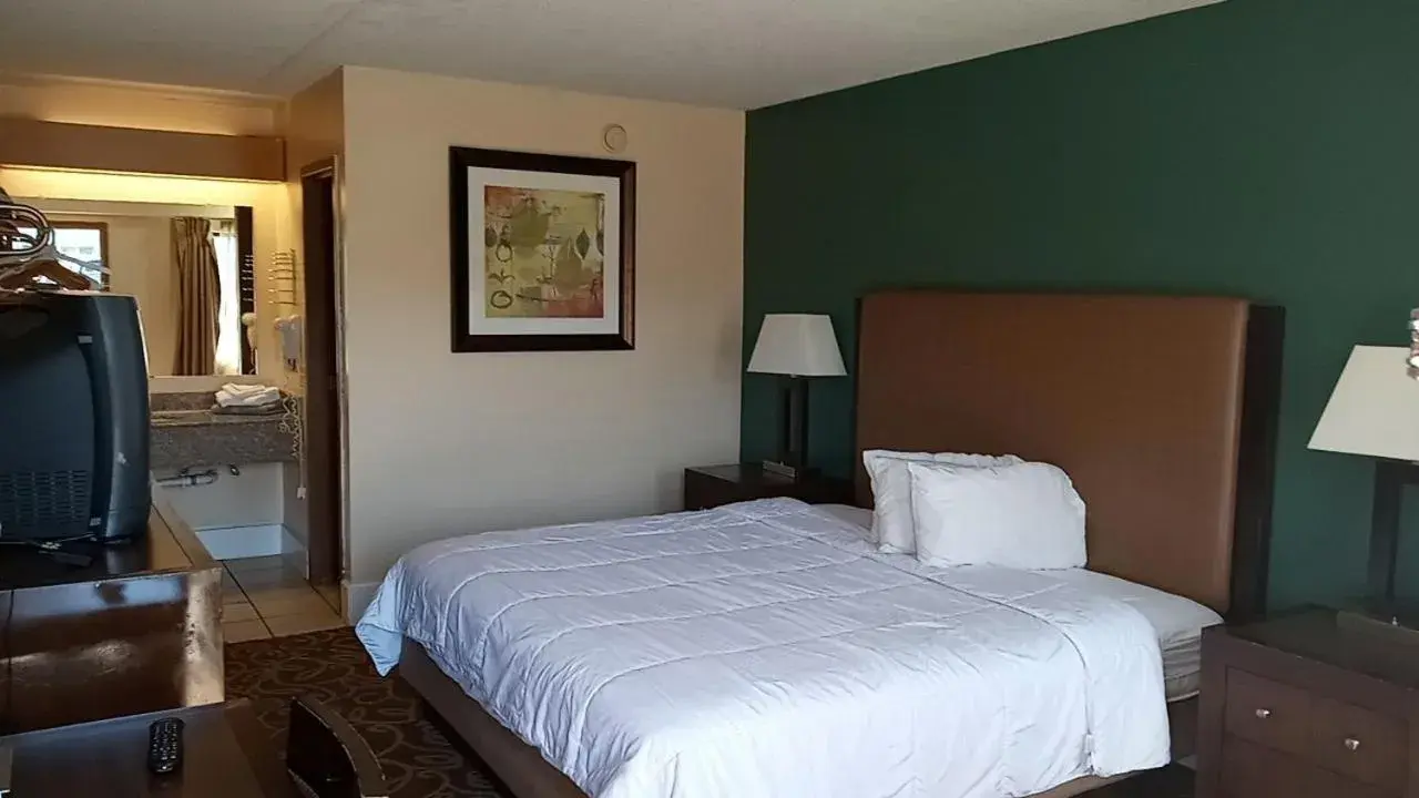 King Room - Non-Smoking in Hilltop Inn Pittsburgh King Room - Non-Smoking in Hilltop Inn Pittsburgh