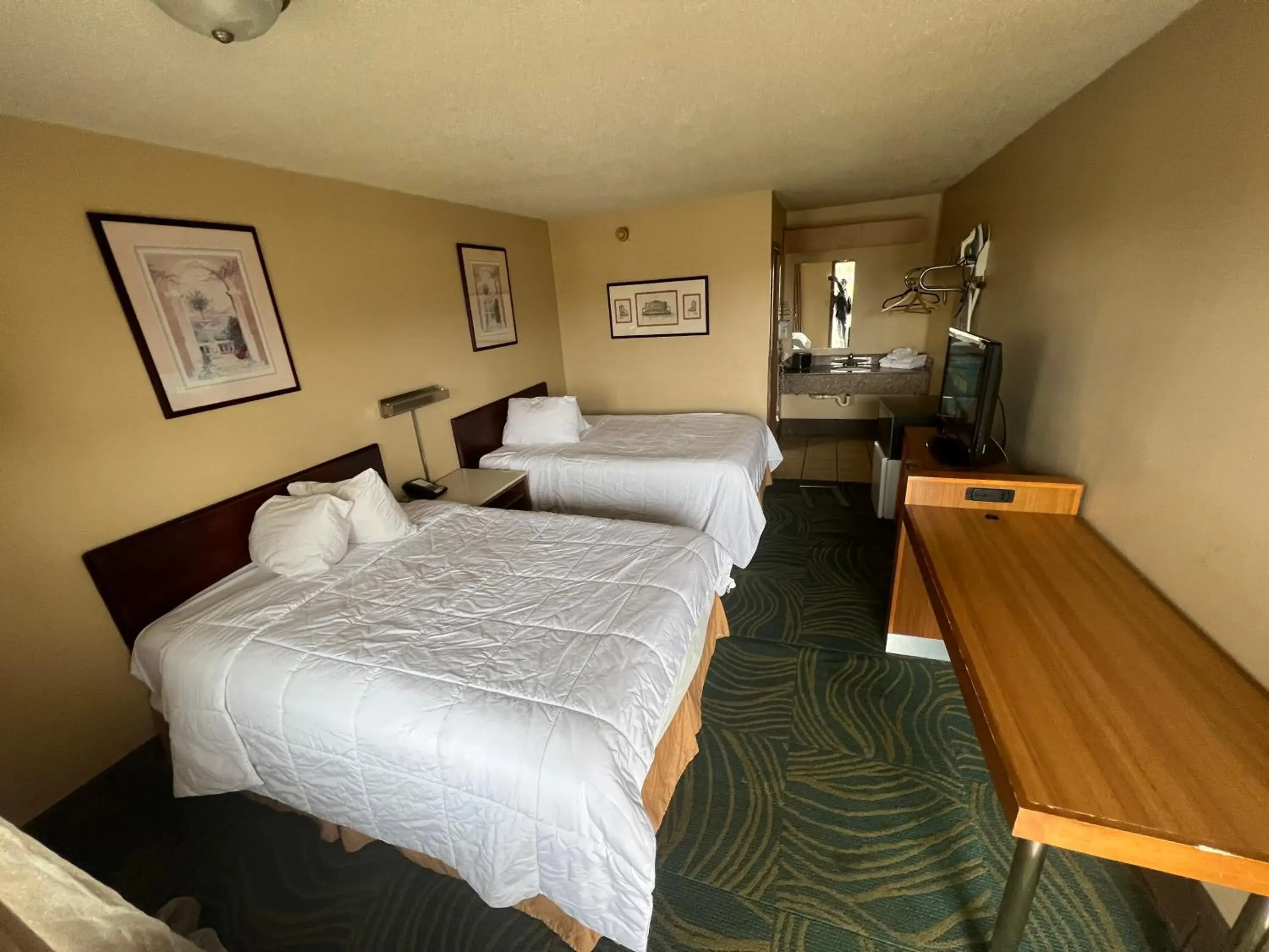 Deluxe Double or Twin Room in Hilltop Inn Pittsburgh Deluxe Double or Twin Room in Hilltop Inn Pittsburgh