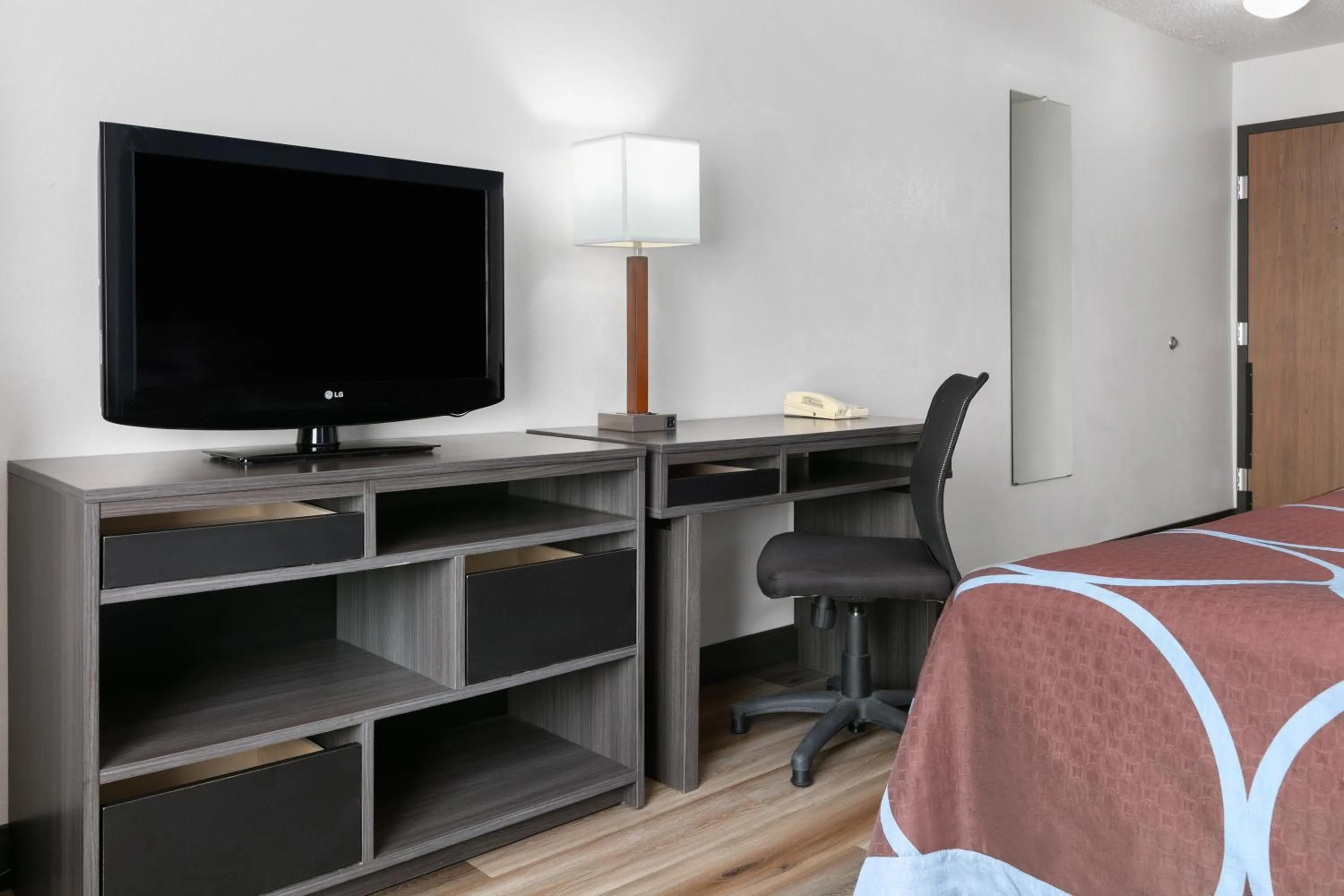 Bed in Super 8 by Wyndham Grapevine/DFW Airport Northwest