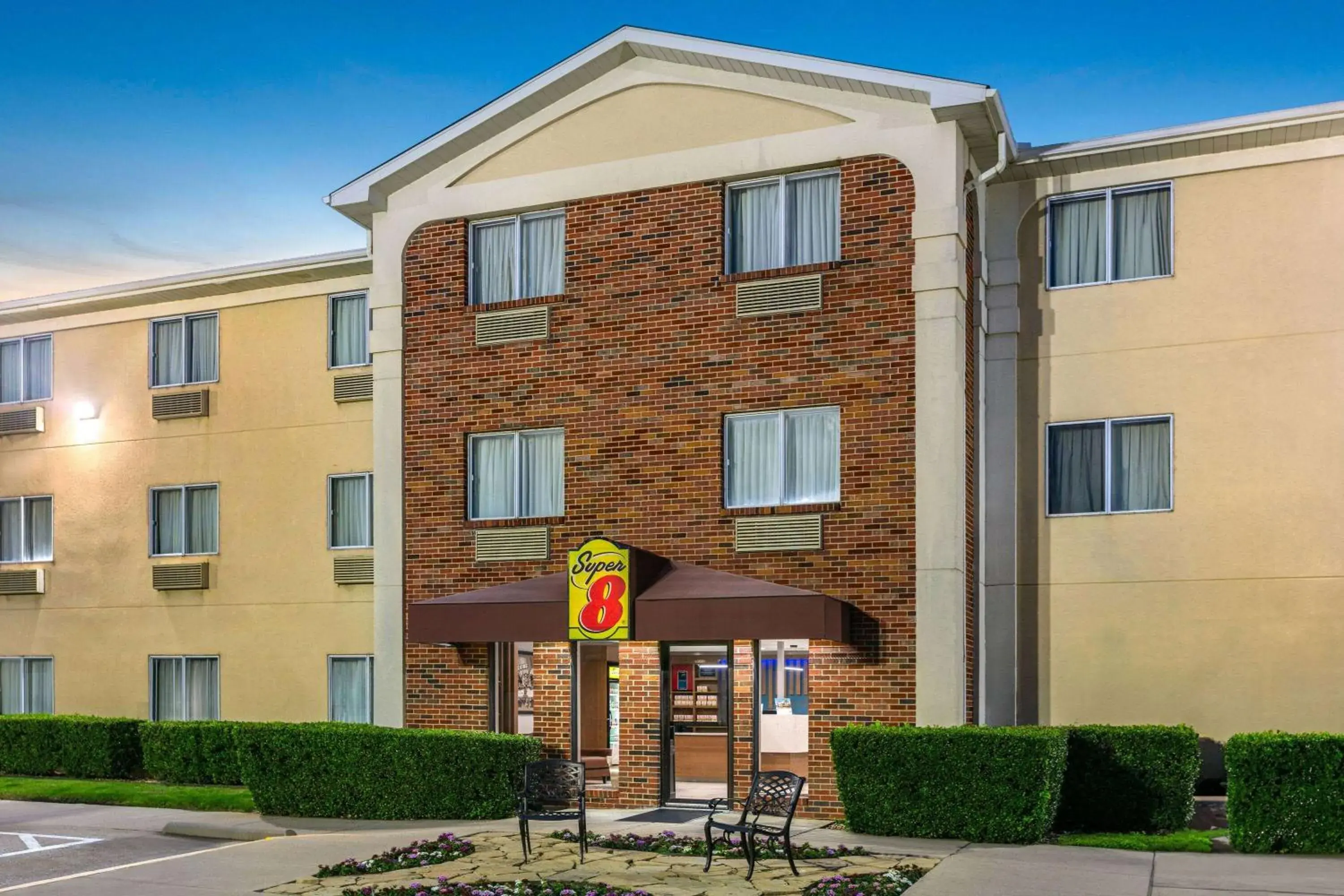 Property building in Super 8 by Wyndham Grapevine/DFW Airport Northwest Property building in Super 8 by Wyndham Grapevine/DFW Airport Northwest