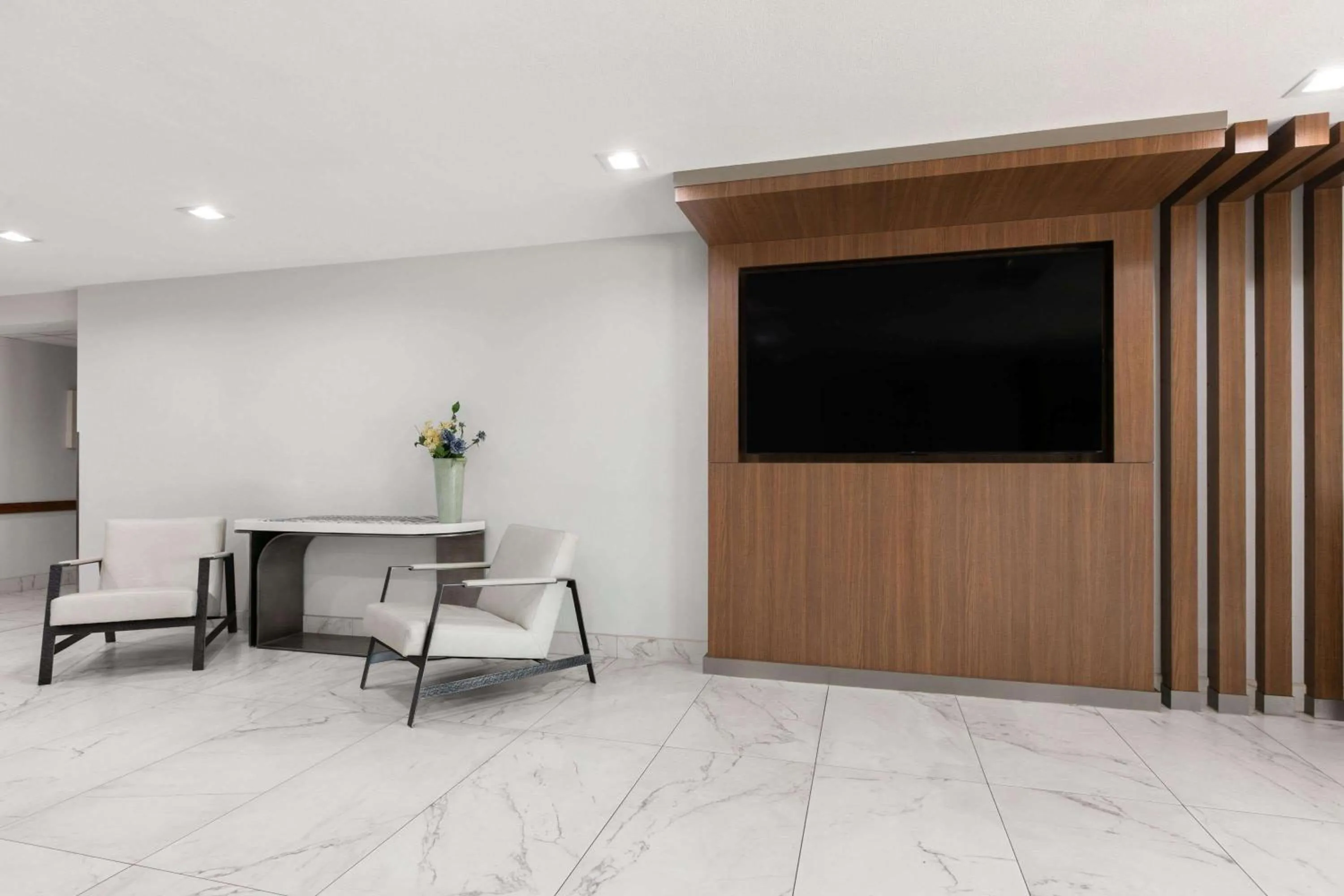 Lobby or reception in Super 8 by Wyndham Grapevine/DFW Airport Northwest