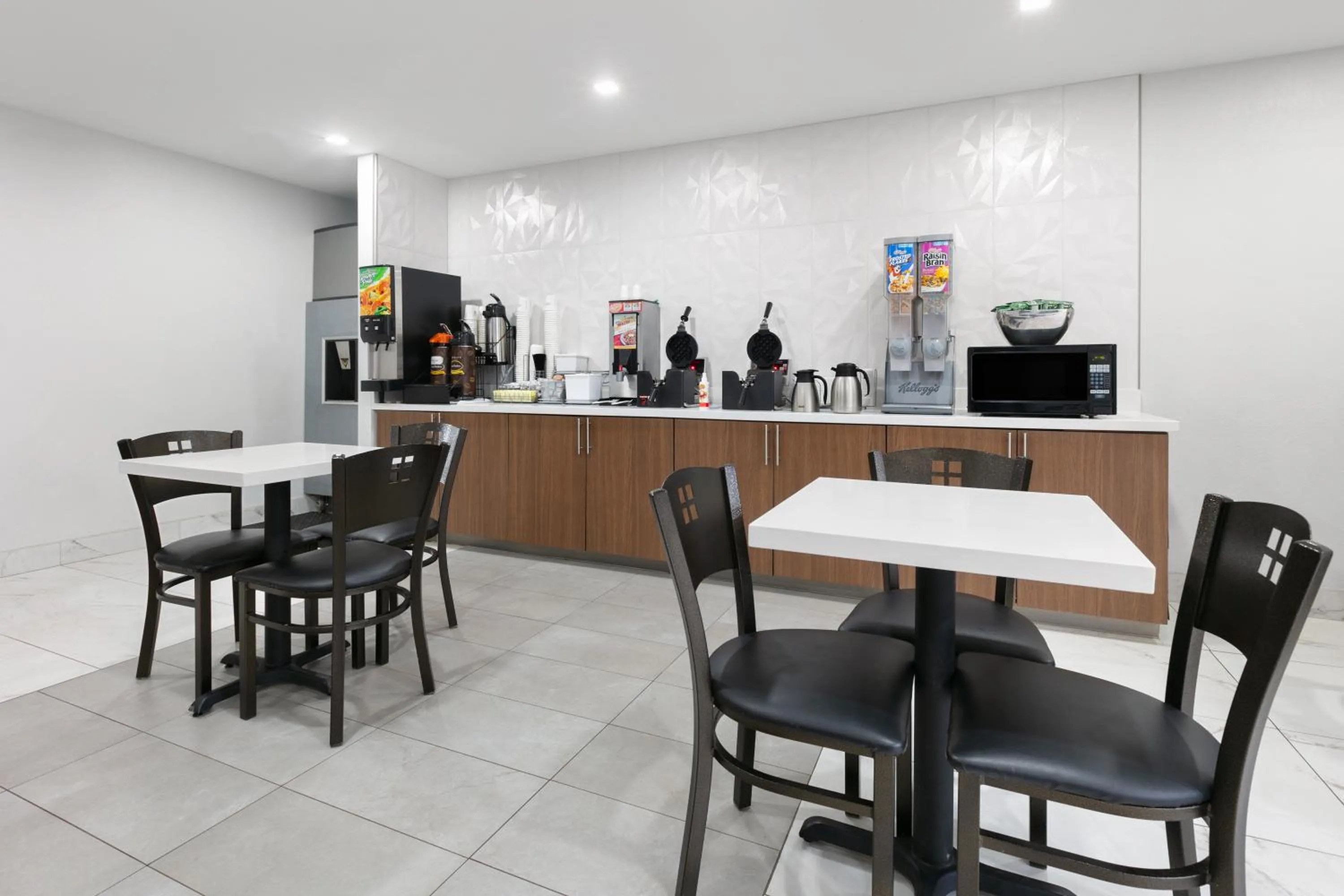 Breakfast in Super 8 by Wyndham Grapevine/DFW Airport Northwest