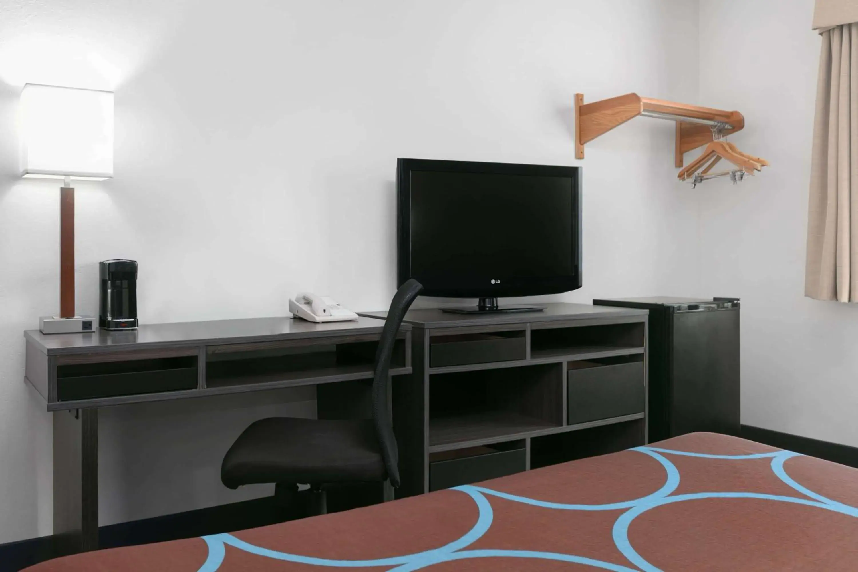 Queen Room with Bath Tub - Mobility/Hearing Accessible - Non-Smoking in Super 8 by Wyndham Grapevine/DFW Airport Northwest Queen Room with Bath Tub - Mobility/Hearing Accessible - Non-Smoking in Super 8 by Wyndham Grapevine/DFW Airport Northwest