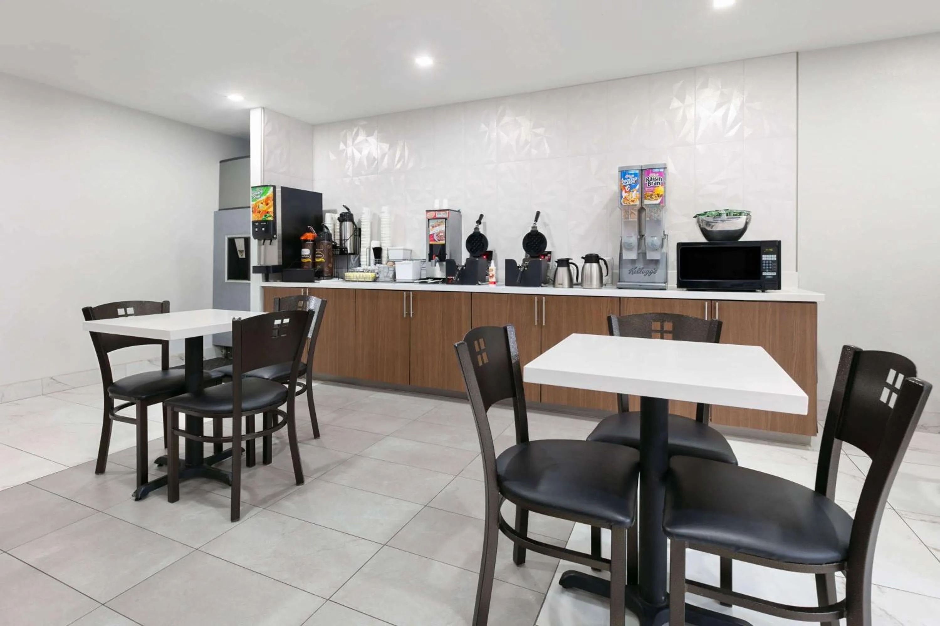 Breakfast in Super 8 by Wyndham Grapevine/DFW Airport Northwest