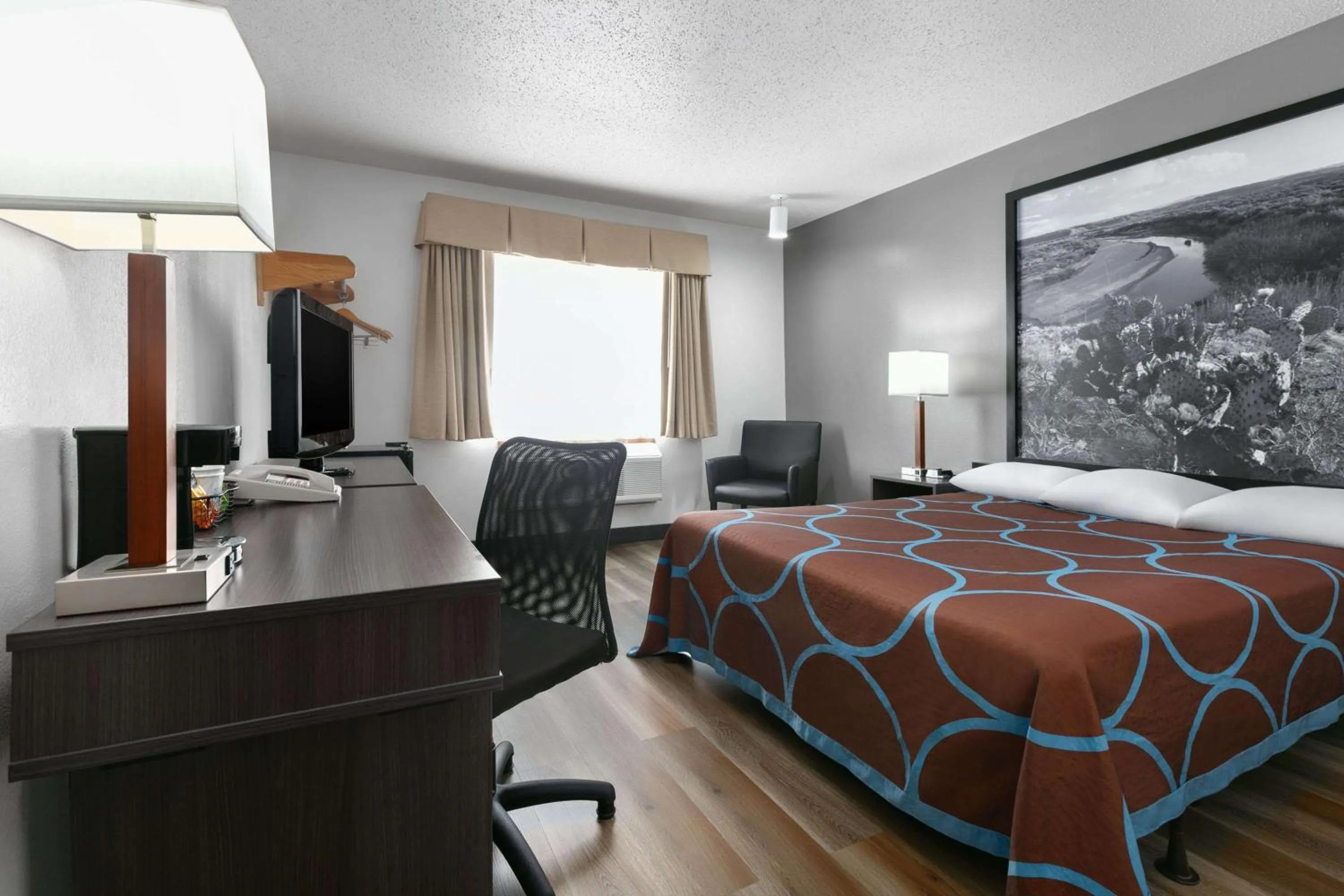 Photo of the whole room, Bed in Super 8 by Wyndham Grapevine/DFW Airport Northwest