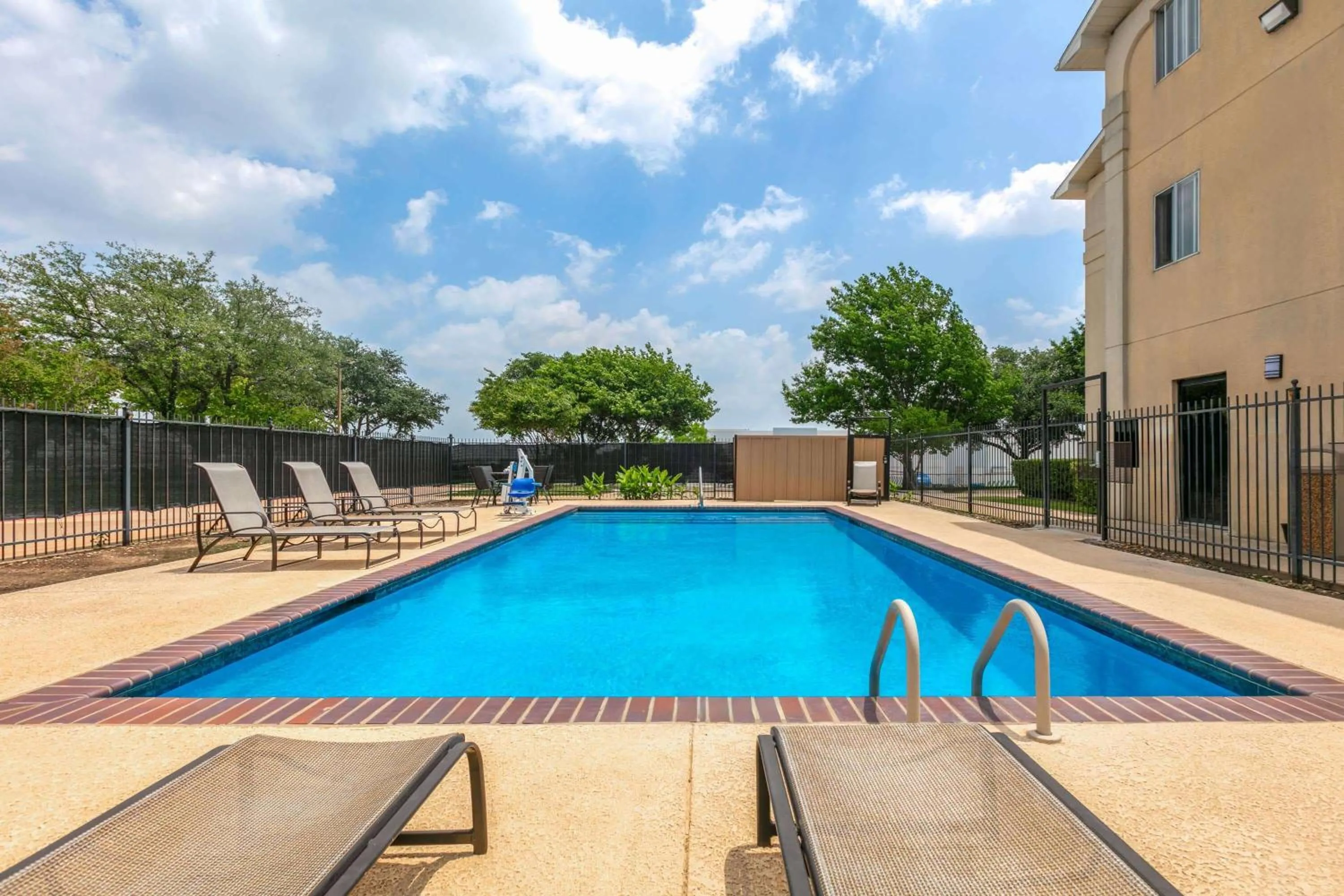 Pool view in Super 8 by Wyndham Grapevine/DFW Airport Northwest