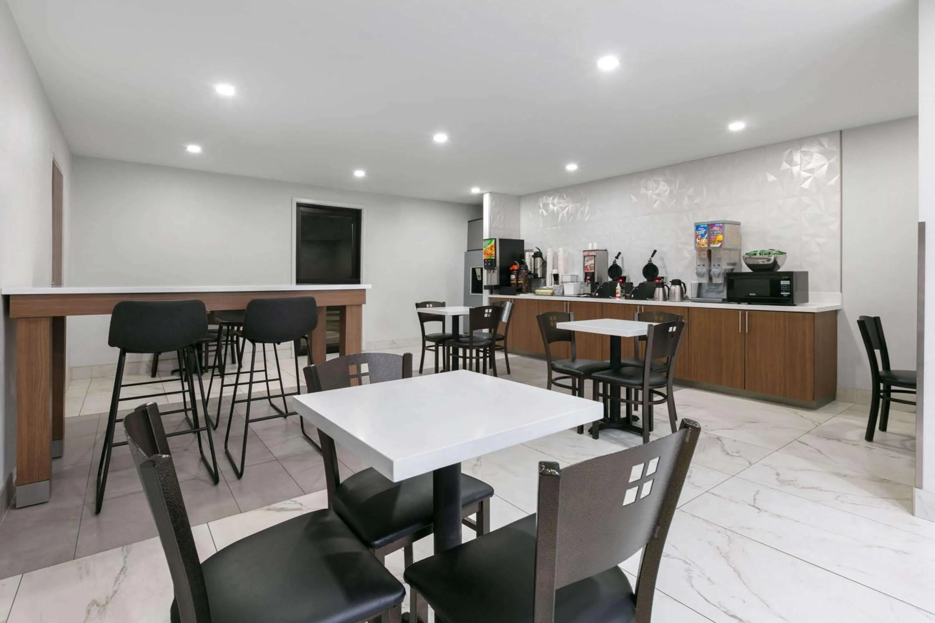 Breakfast in Super 8 by Wyndham Grapevine/DFW Airport Northwest