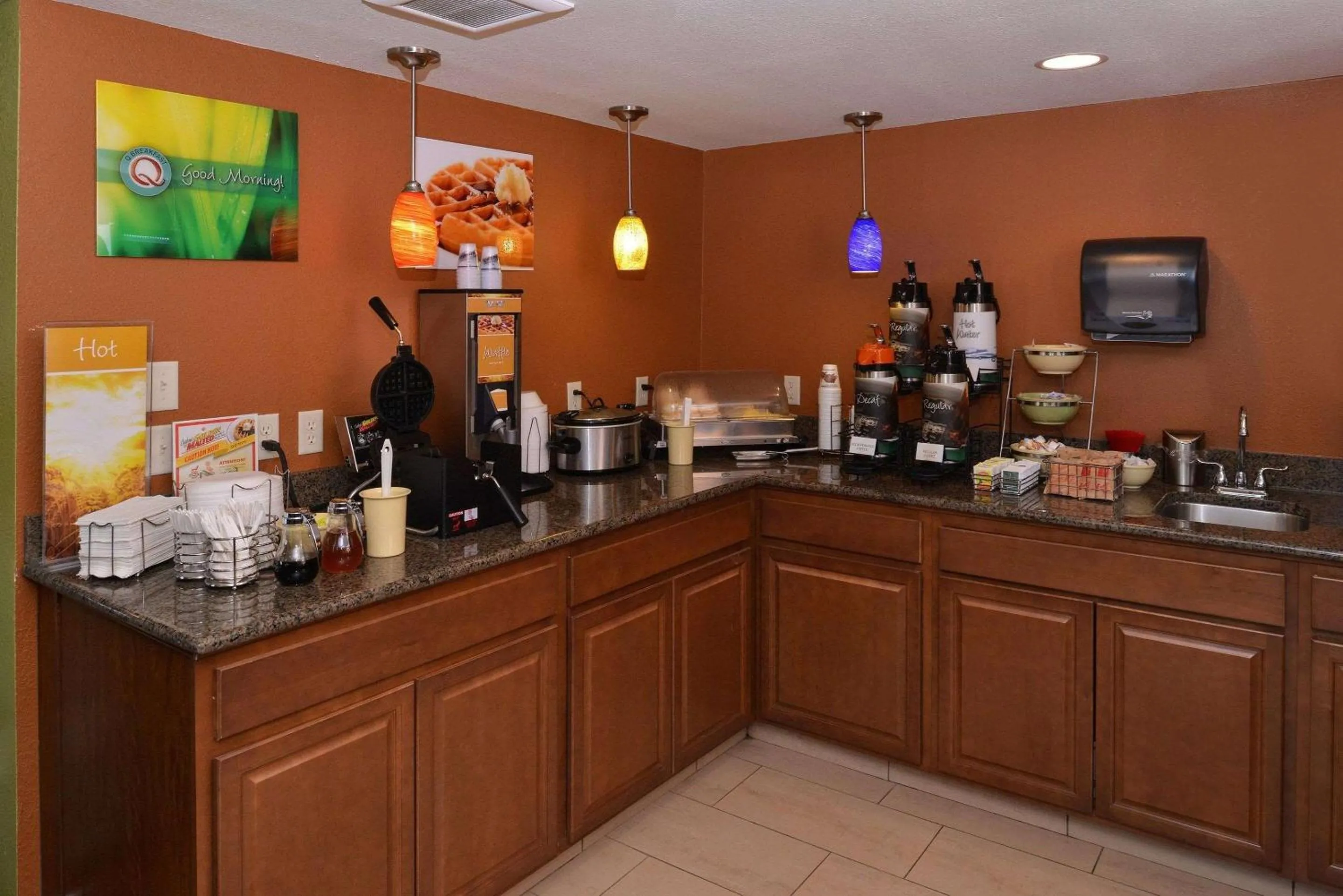 Photo of the whole room, Restaurant/Places to Eat in Quality Inn Appleton