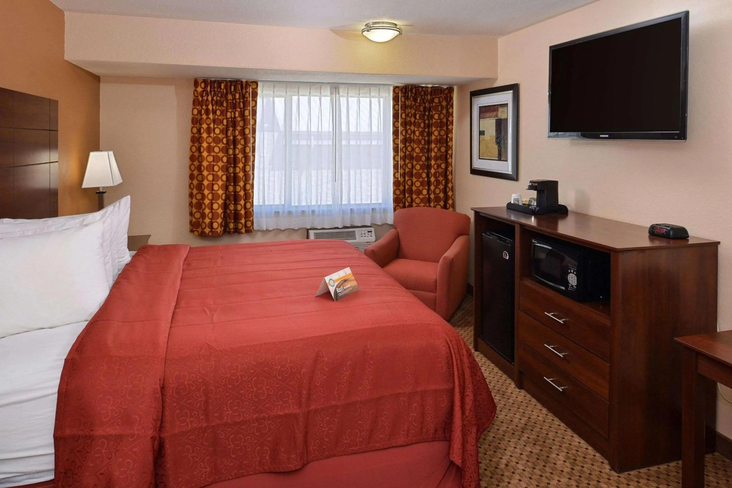 Photo of the whole room, TV/Entertainment Center in Quality Inn Appleton