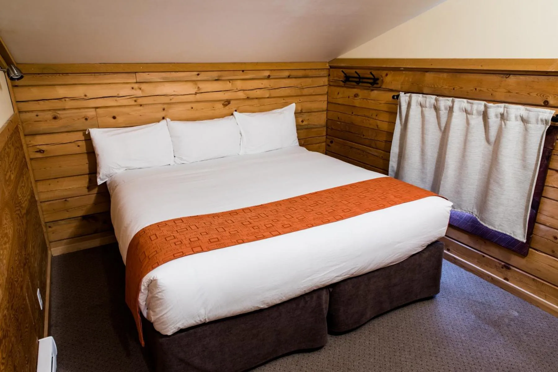 Bed in Glacier House Hotel & Resort