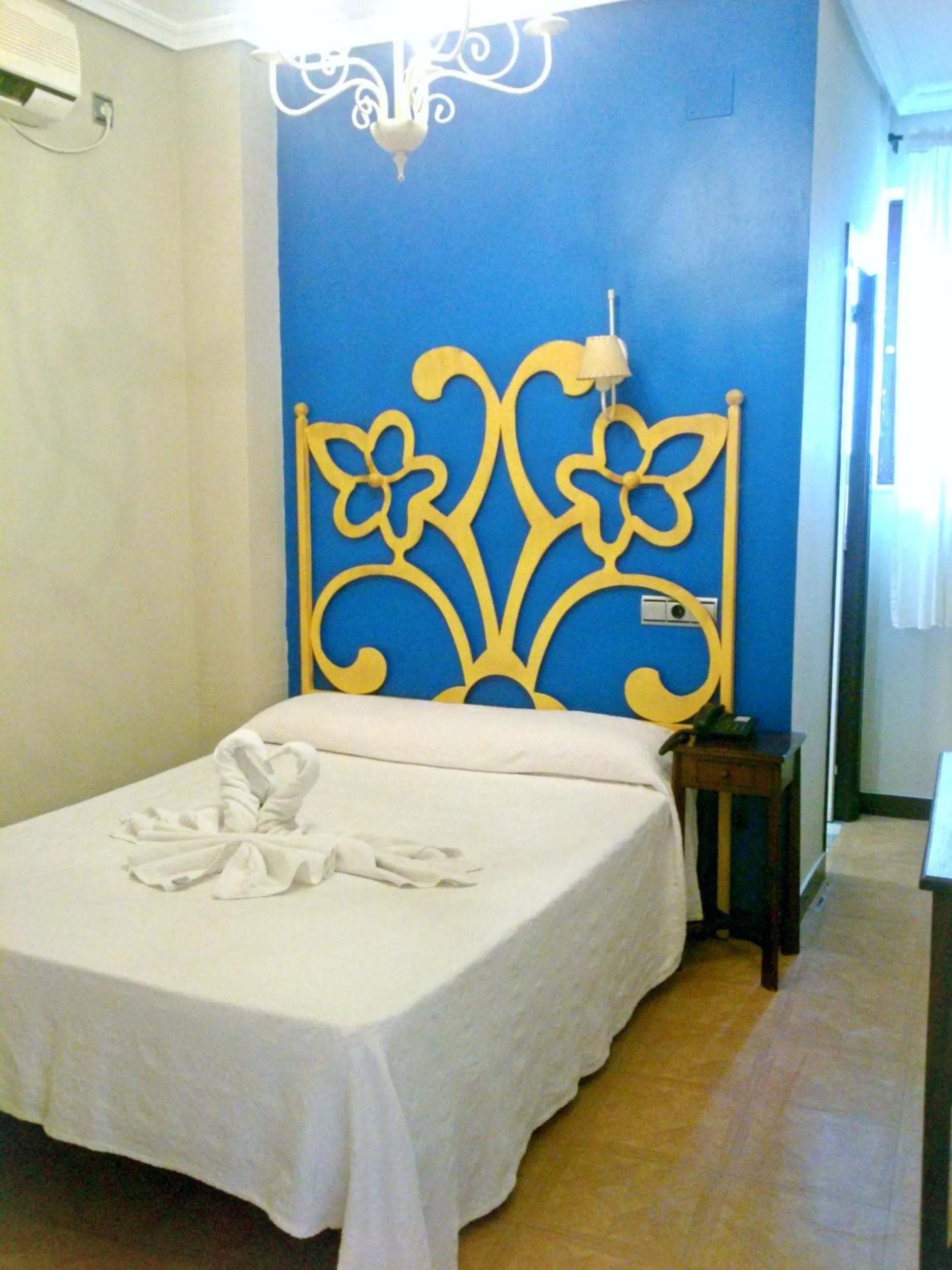 Photo of the whole room, Bed in Al Andalus Jerez
