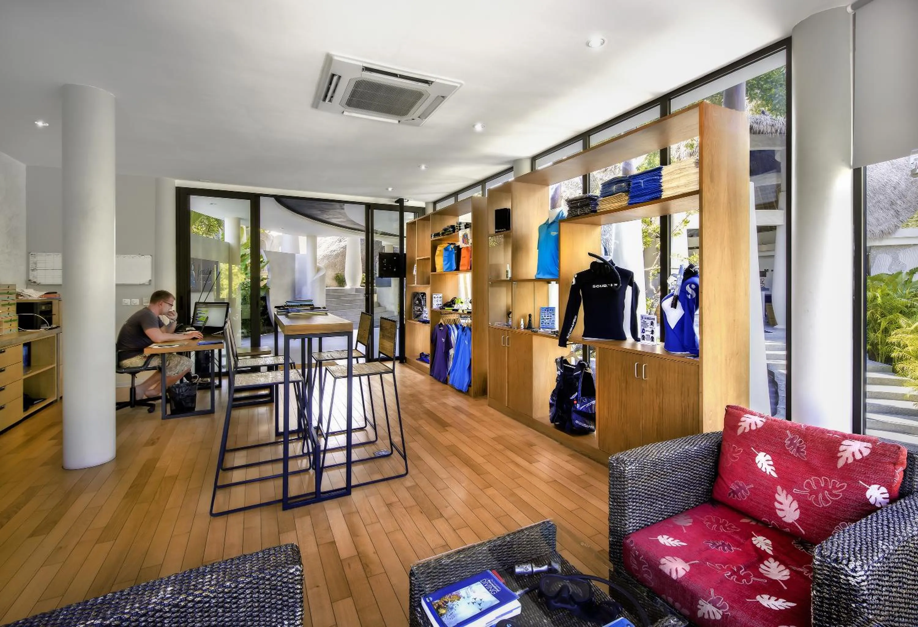 Diving in Jamahkiri Dive Resort & Spa