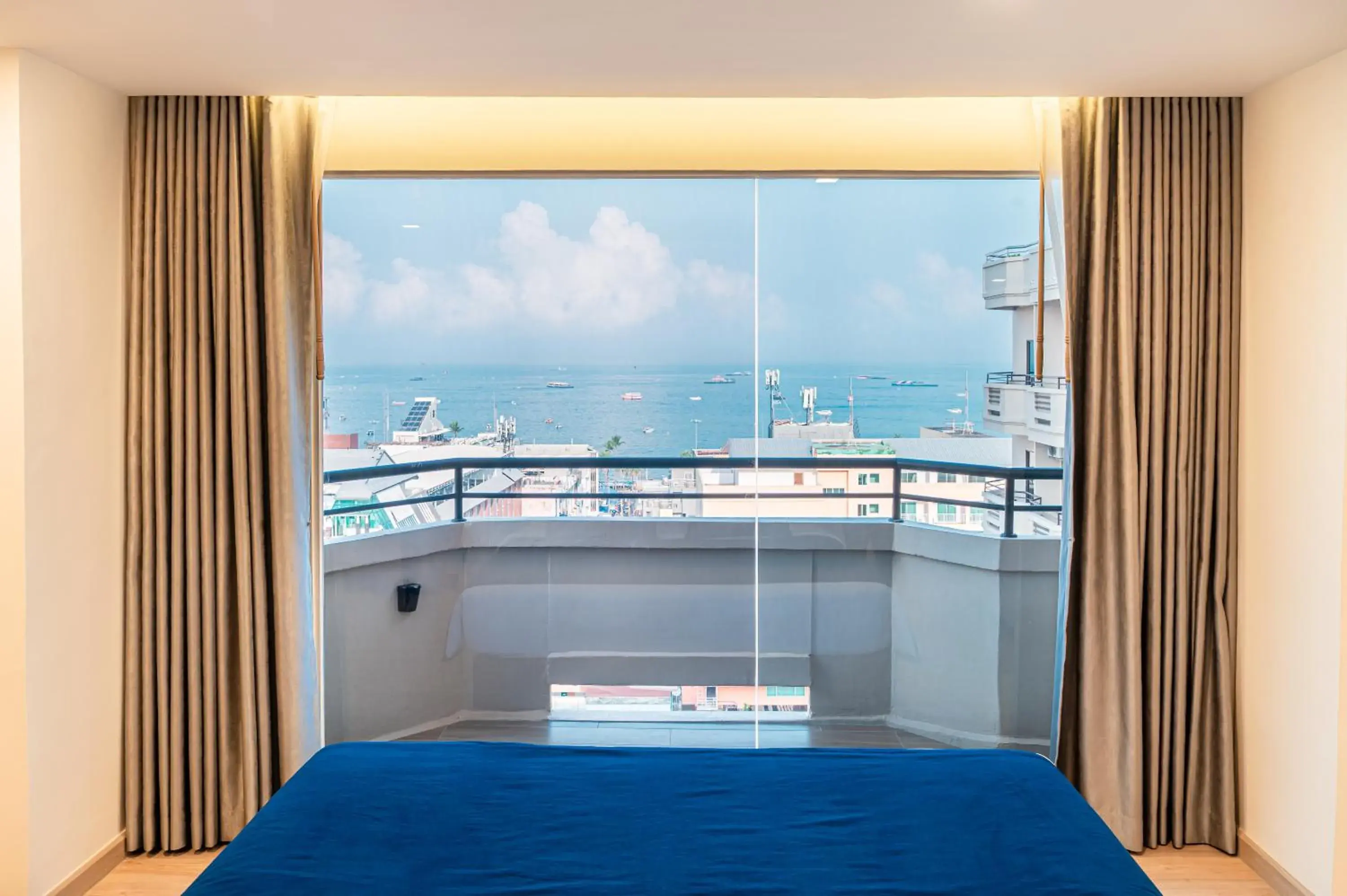 View (from property/room), Bed in Sunbeam Hotel Pattaya View (from property/room), Bed in Sunbeam Hotel Pattaya