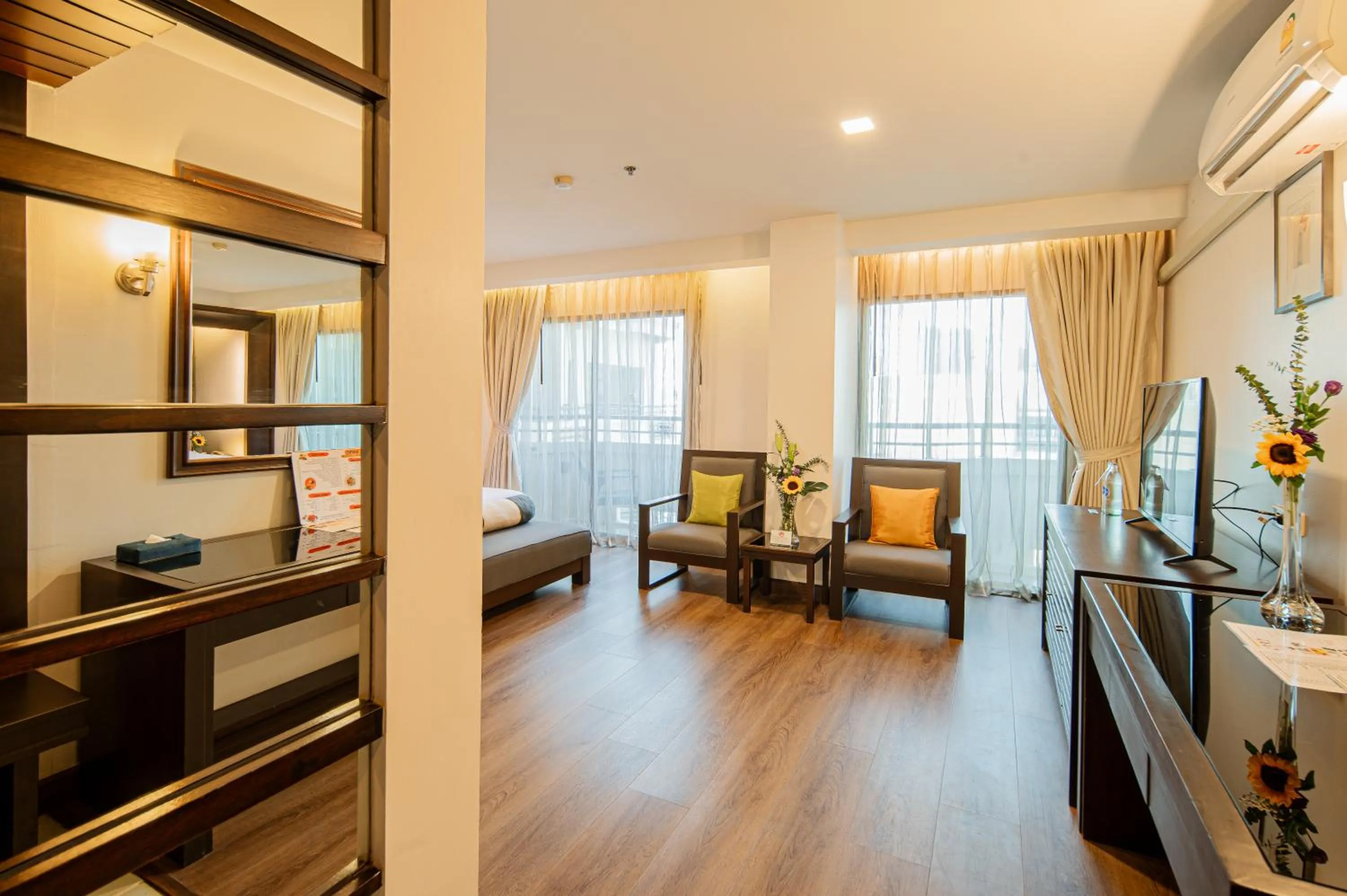 Seating area, Bed in Sunbeam Hotel Pattaya