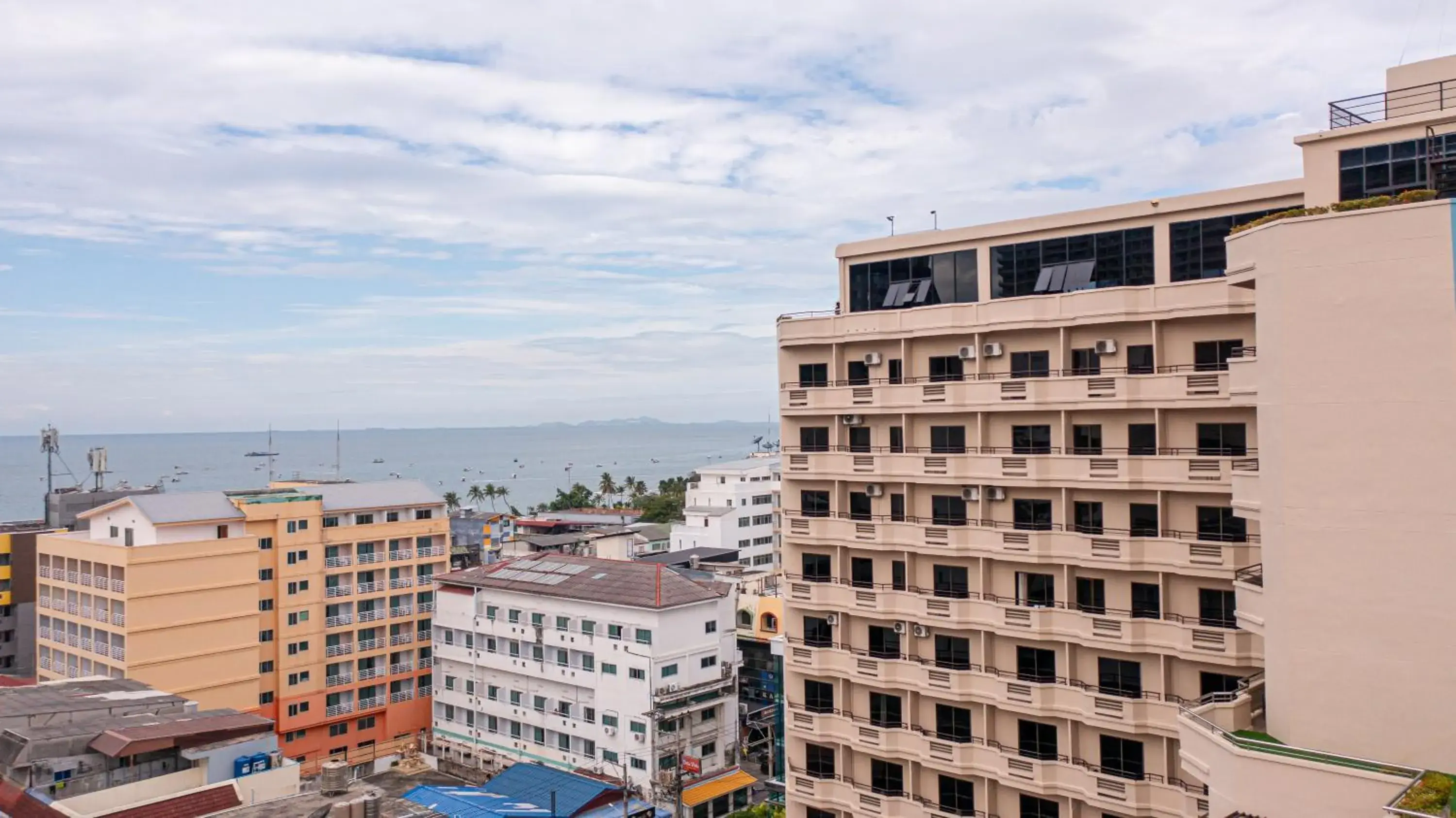 Property building in Sunbeam Hotel Pattaya Property building in Sunbeam Hotel Pattaya