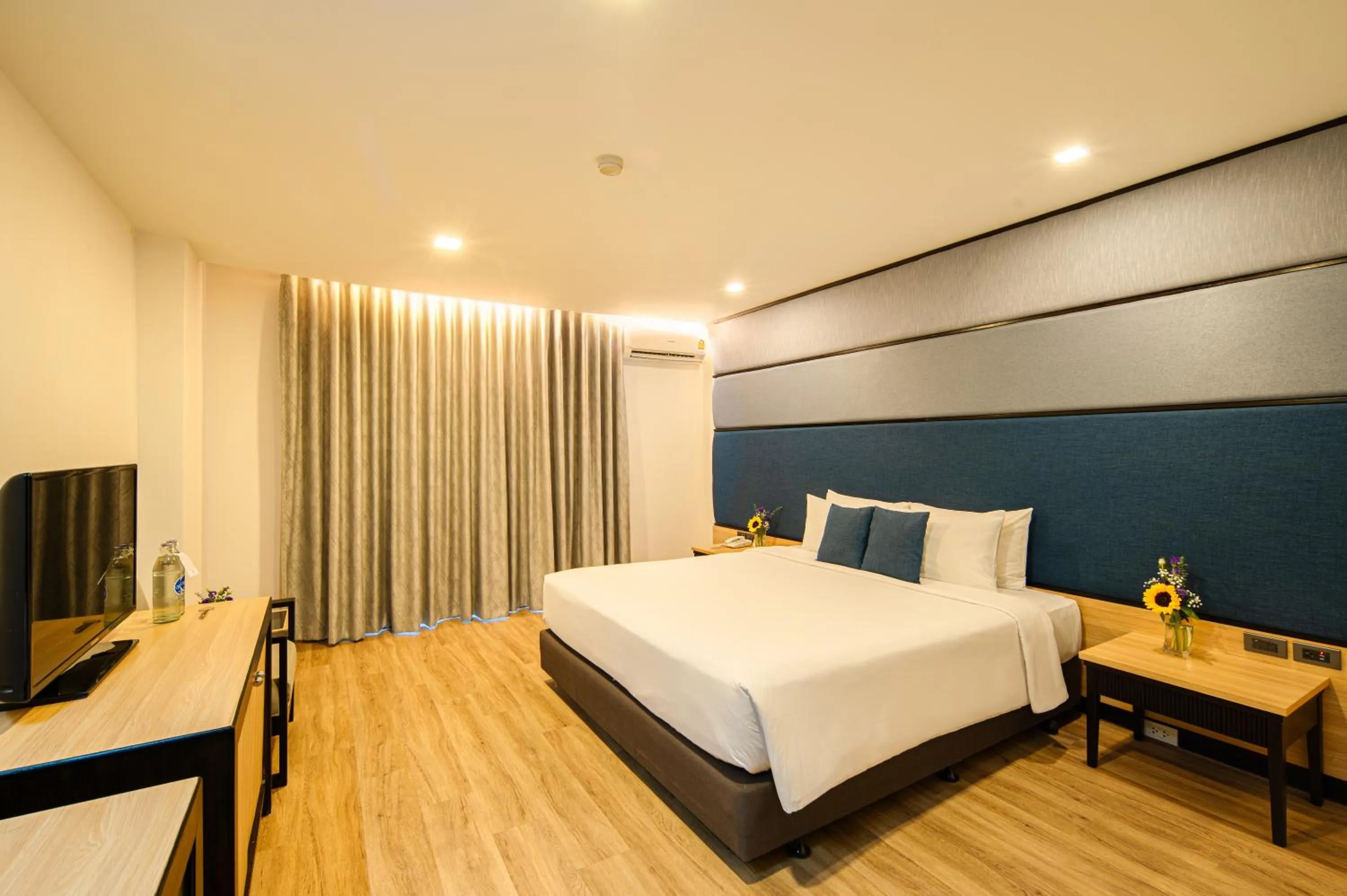 Bed in Sunbeam Hotel Pattaya