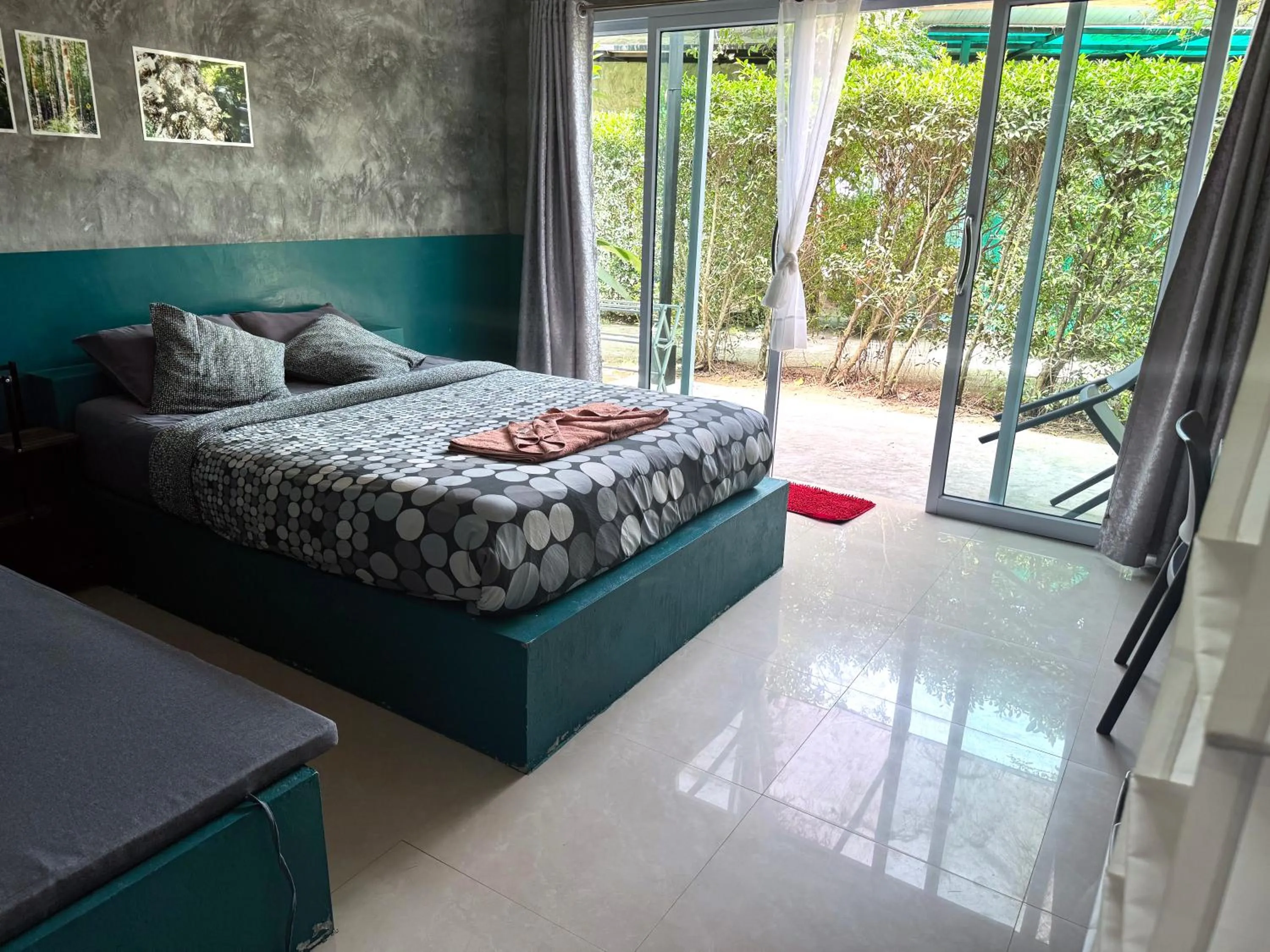 Garden view, Bed in SeaEsta Beach