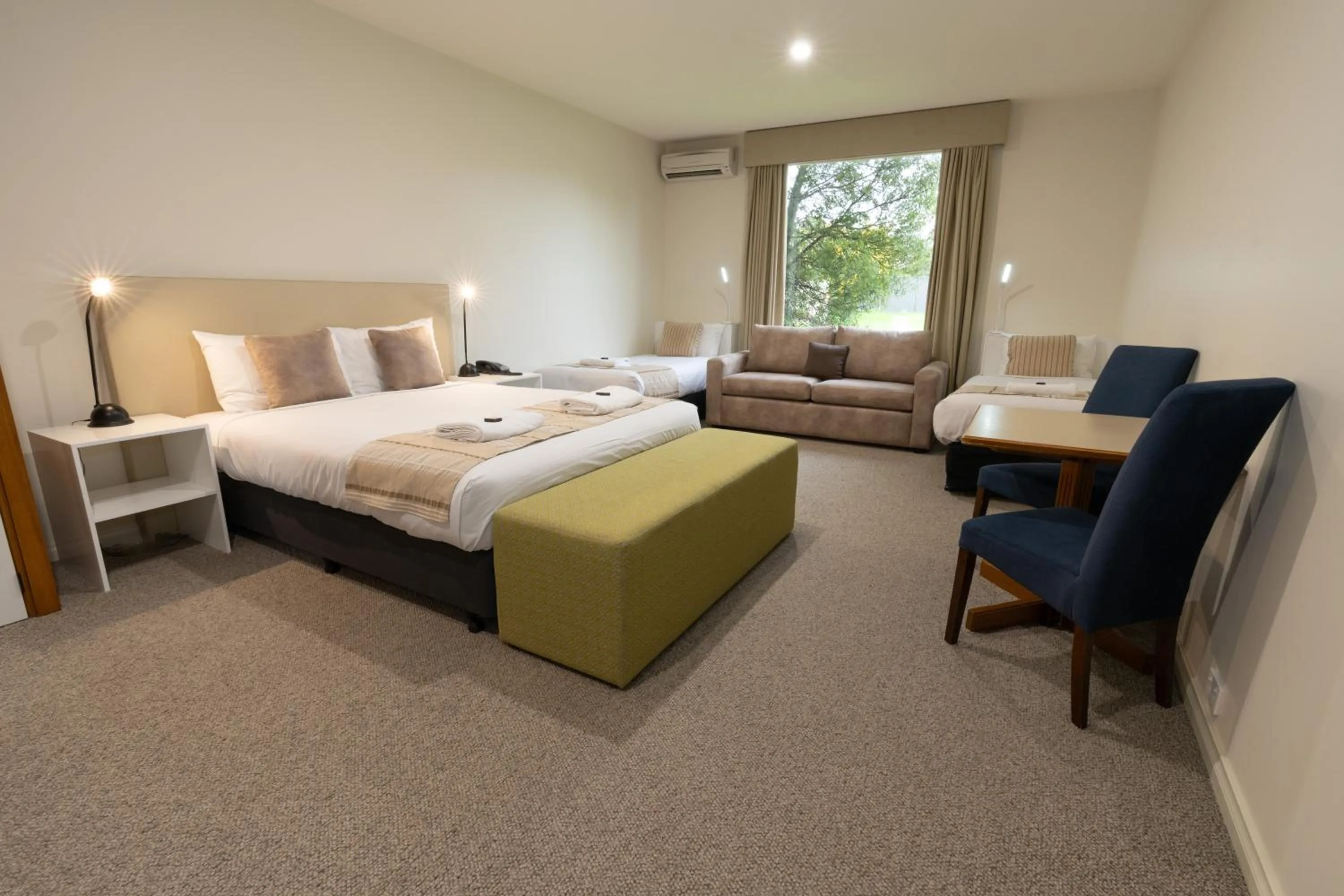 Bed in Sovereign Park Motor Inn