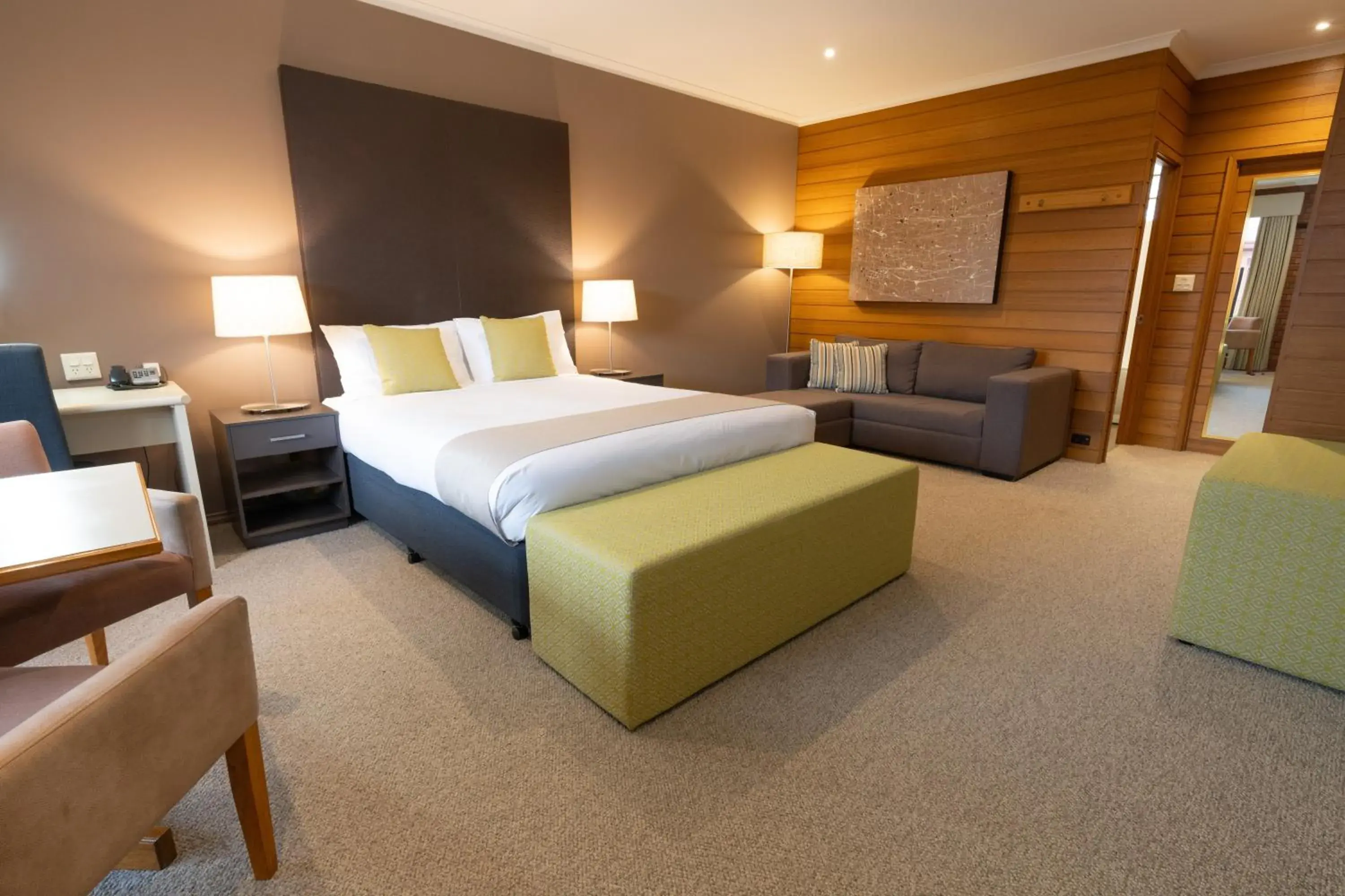 Executive Double Room with Spa Bath in Sovereign Park Motor Inn Executive Double Room with Spa Bath in Sovereign Park Motor Inn