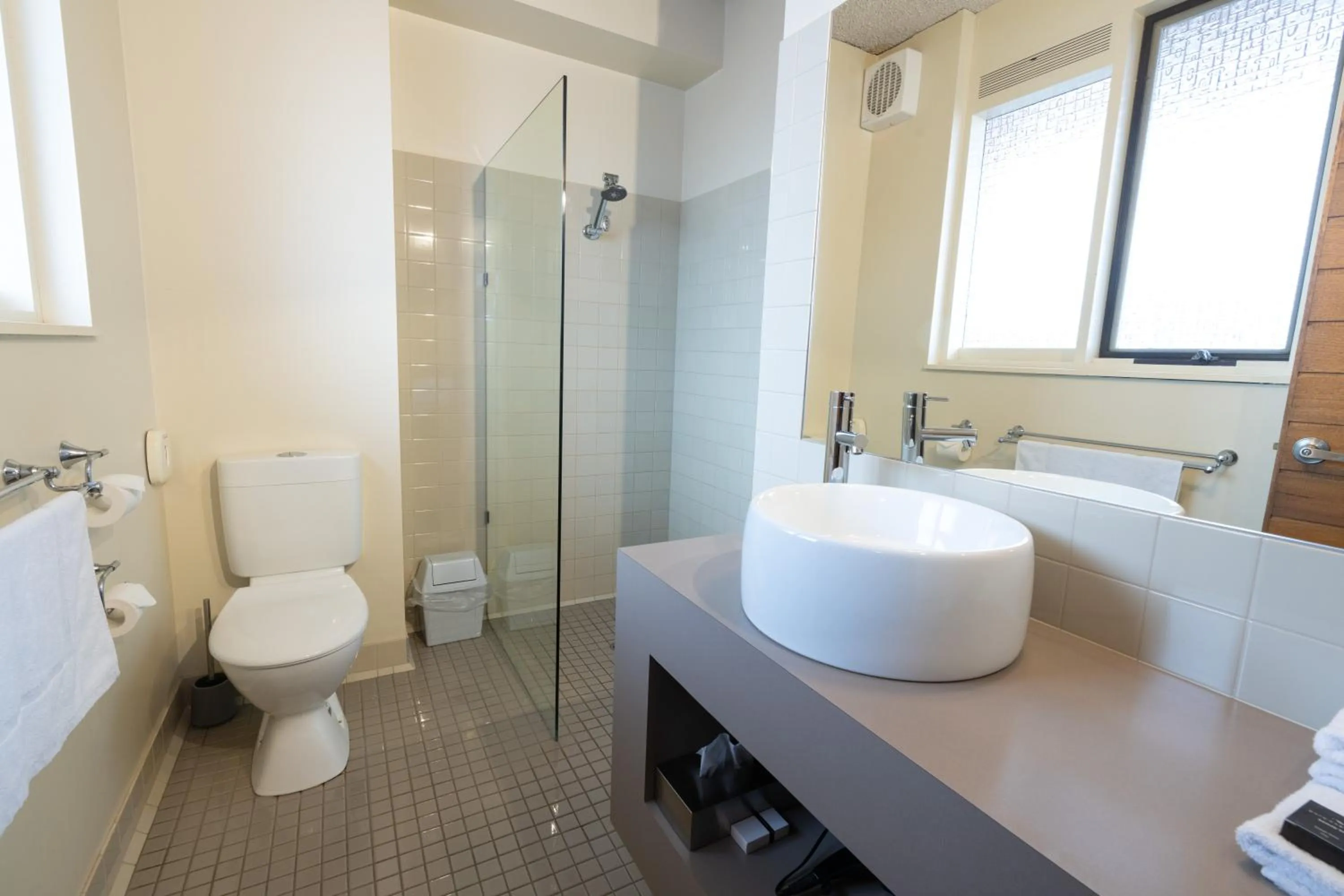 Shower in Sovereign Park Motor Inn