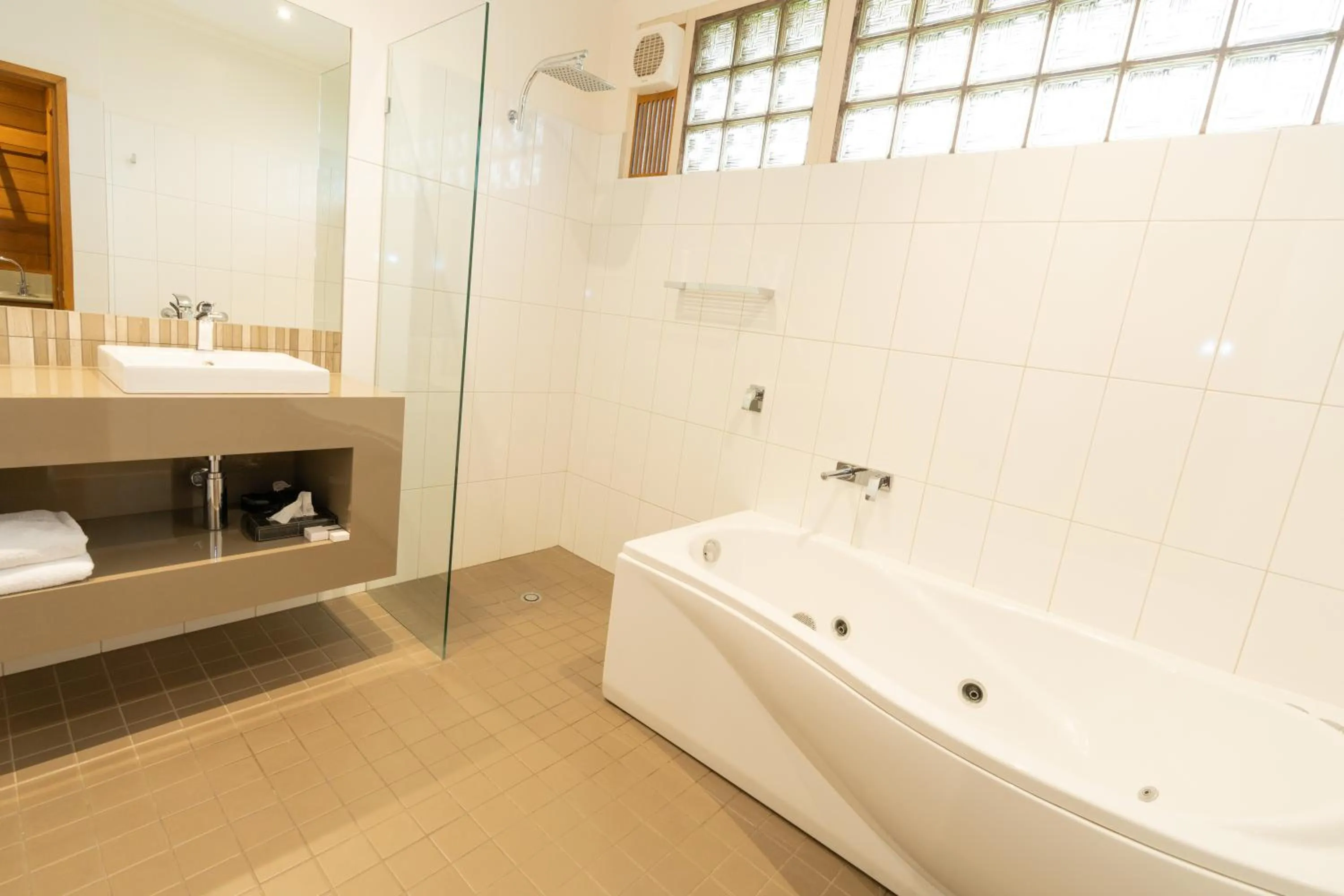 Shower in Sovereign Park Motor Inn