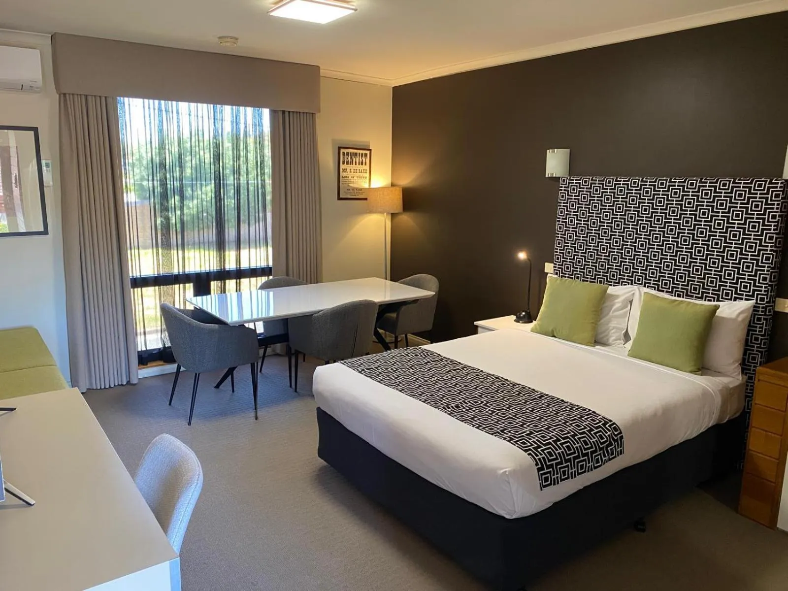 Bedroom, Bed in Sovereign Park Motor Inn