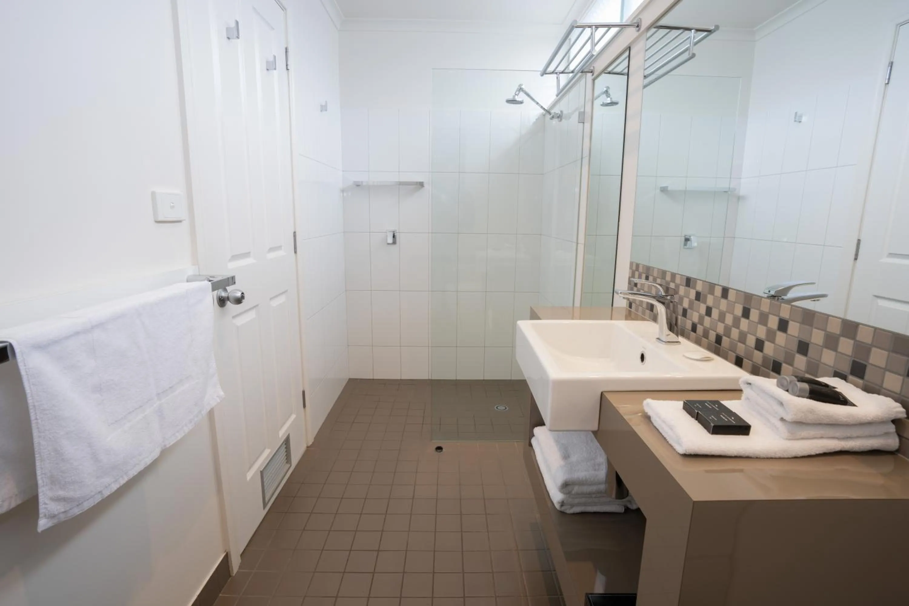 Shower in Sovereign Park Motor Inn