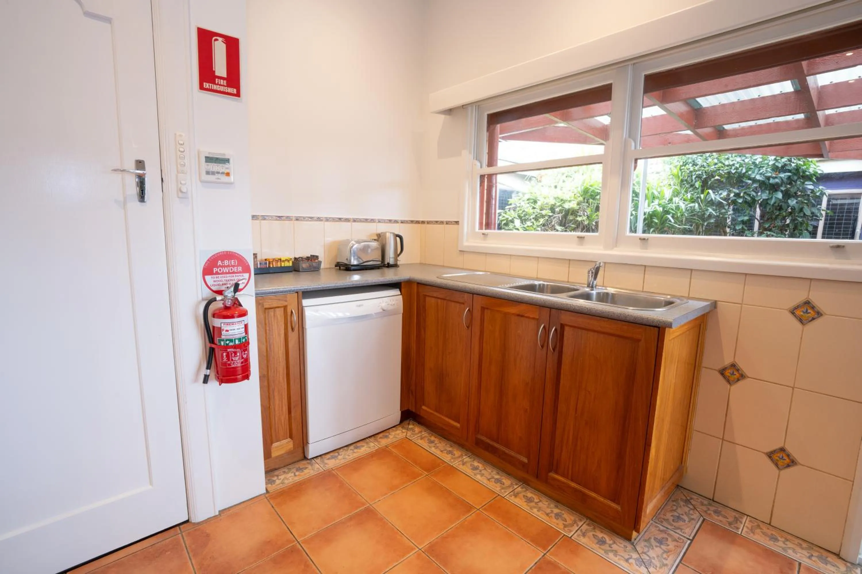 Kitchen or kitchenette in Sovereign Park Motor Inn