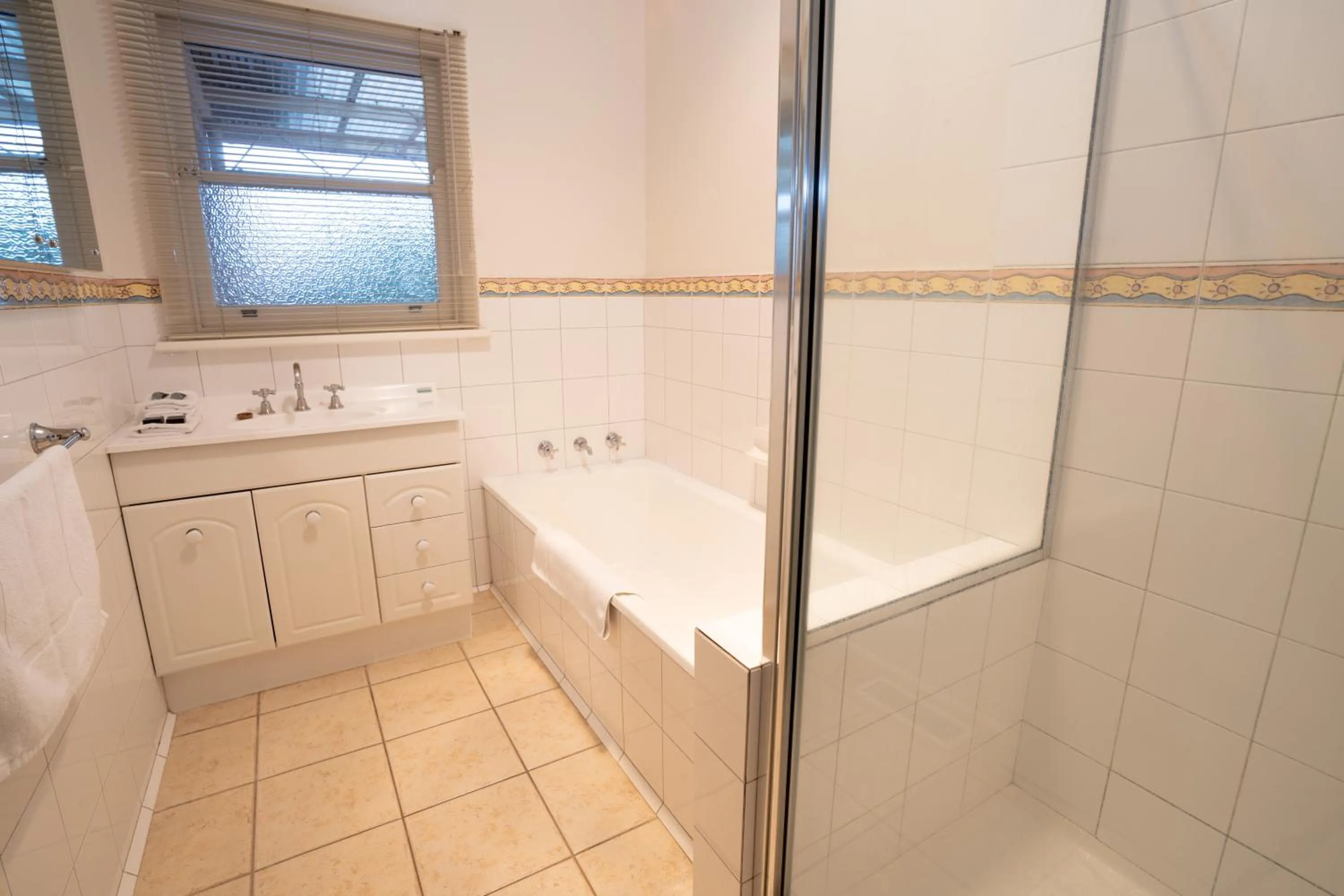 Shower in Sovereign Park Motor Inn