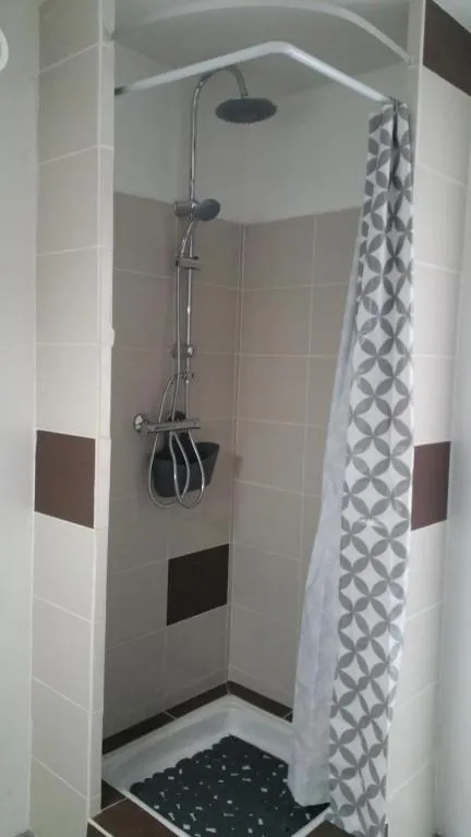 Shower in Meung sur Loire sur la route des Châteaux