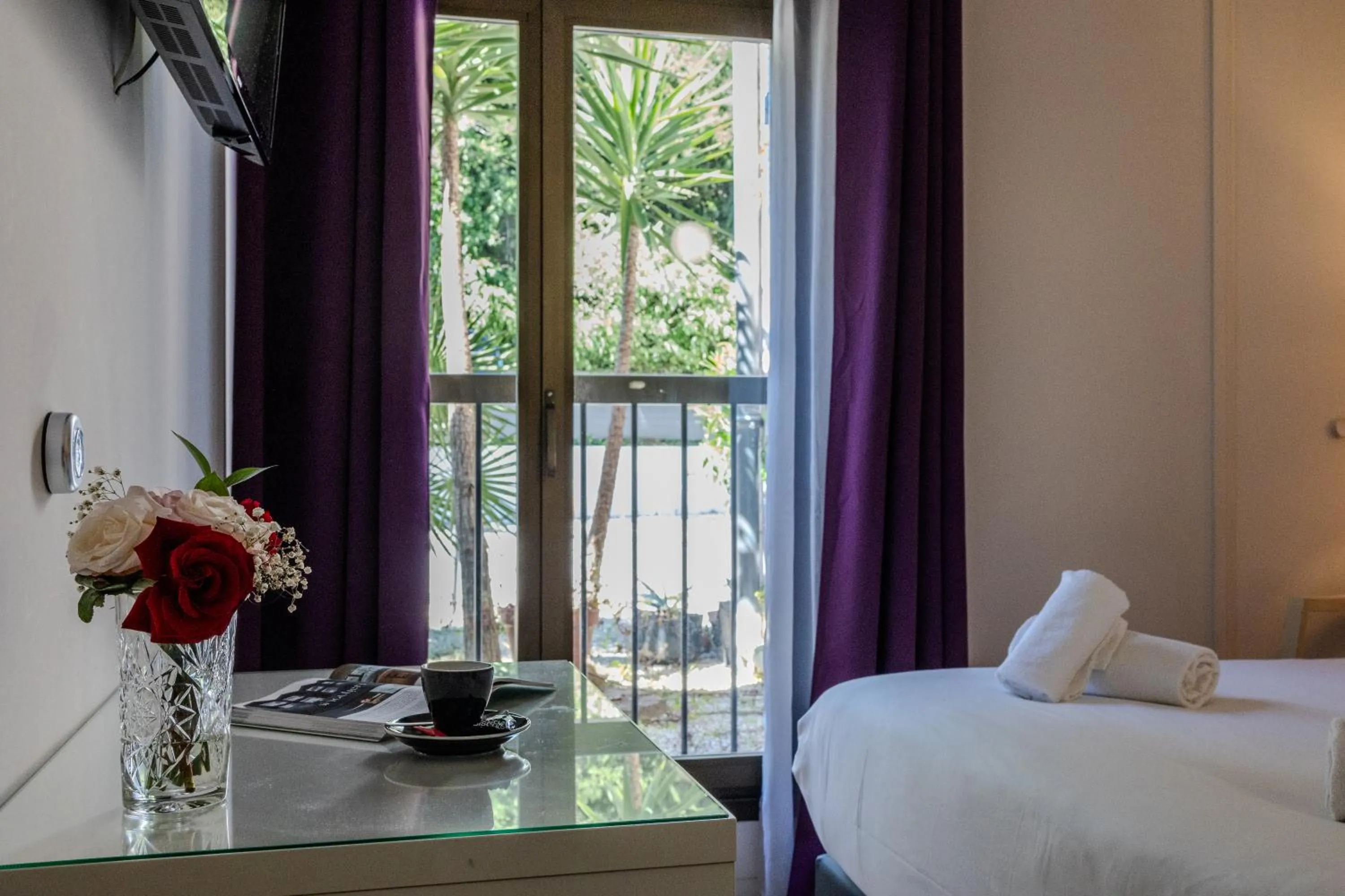 Bed in Logis Hotel Perla Riviera & Restaurant