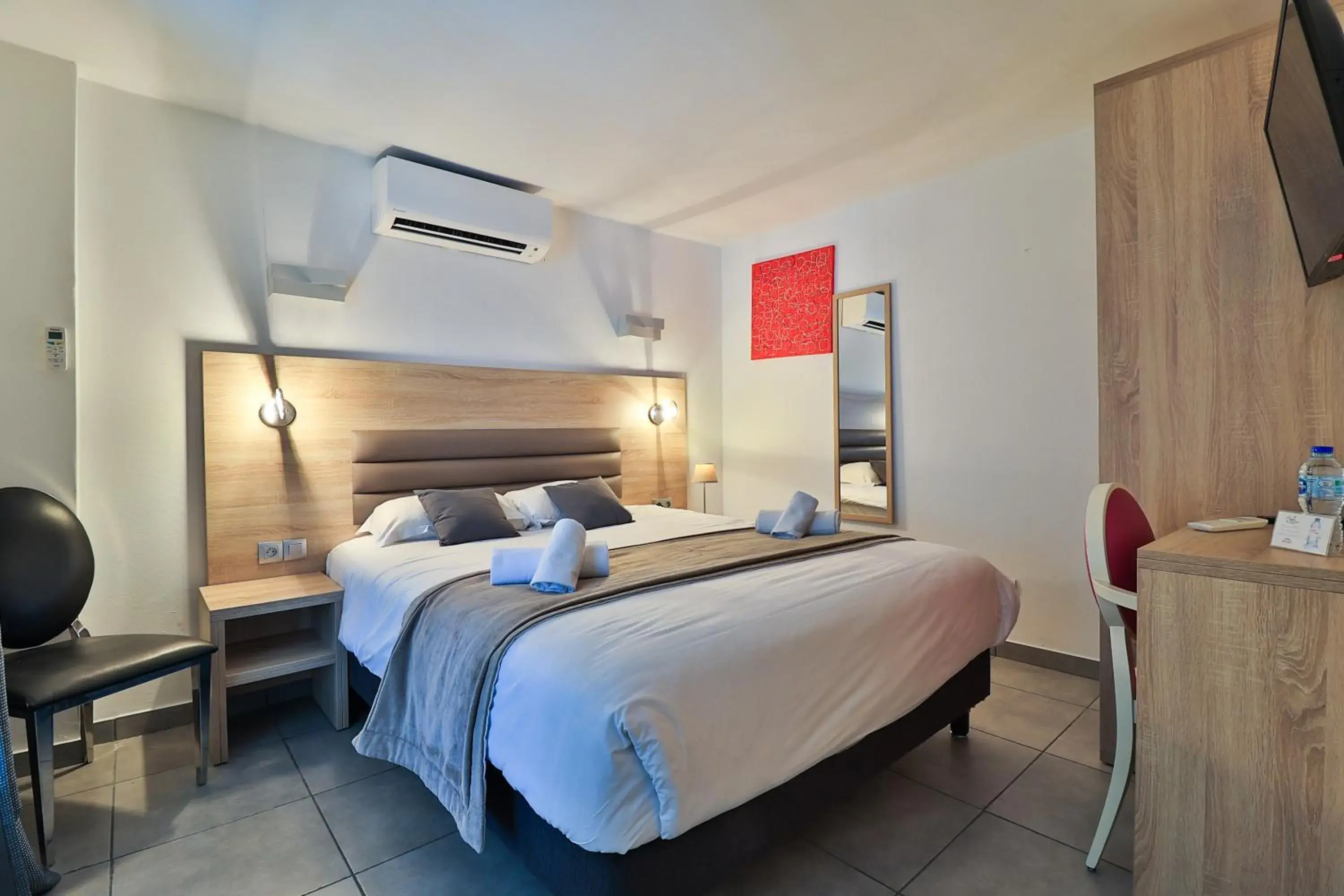 Bed in Logis Hotel Perla Riviera & Restaurant Bed in Logis Hotel Perla Riviera & Restaurant