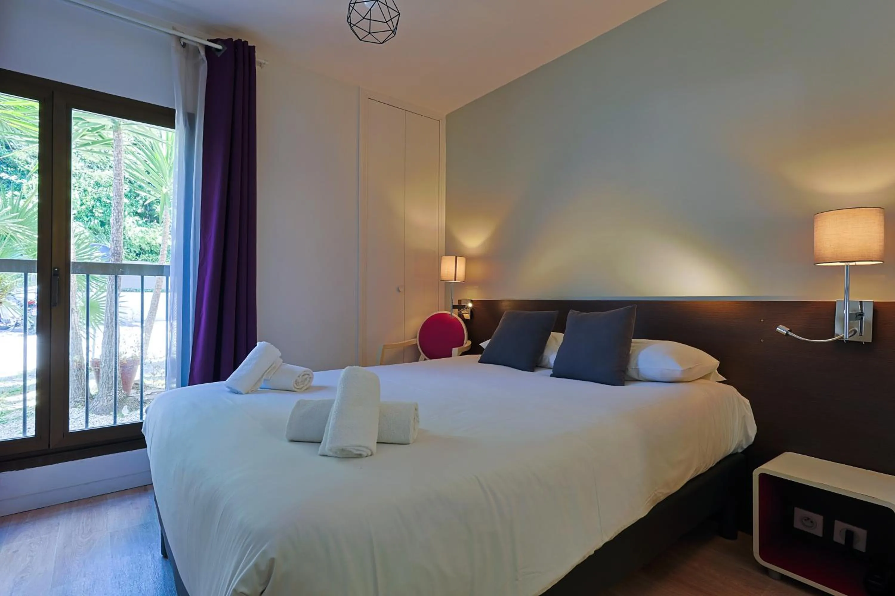 Bed in Logis Hotel Perla Riviera & Restaurant
