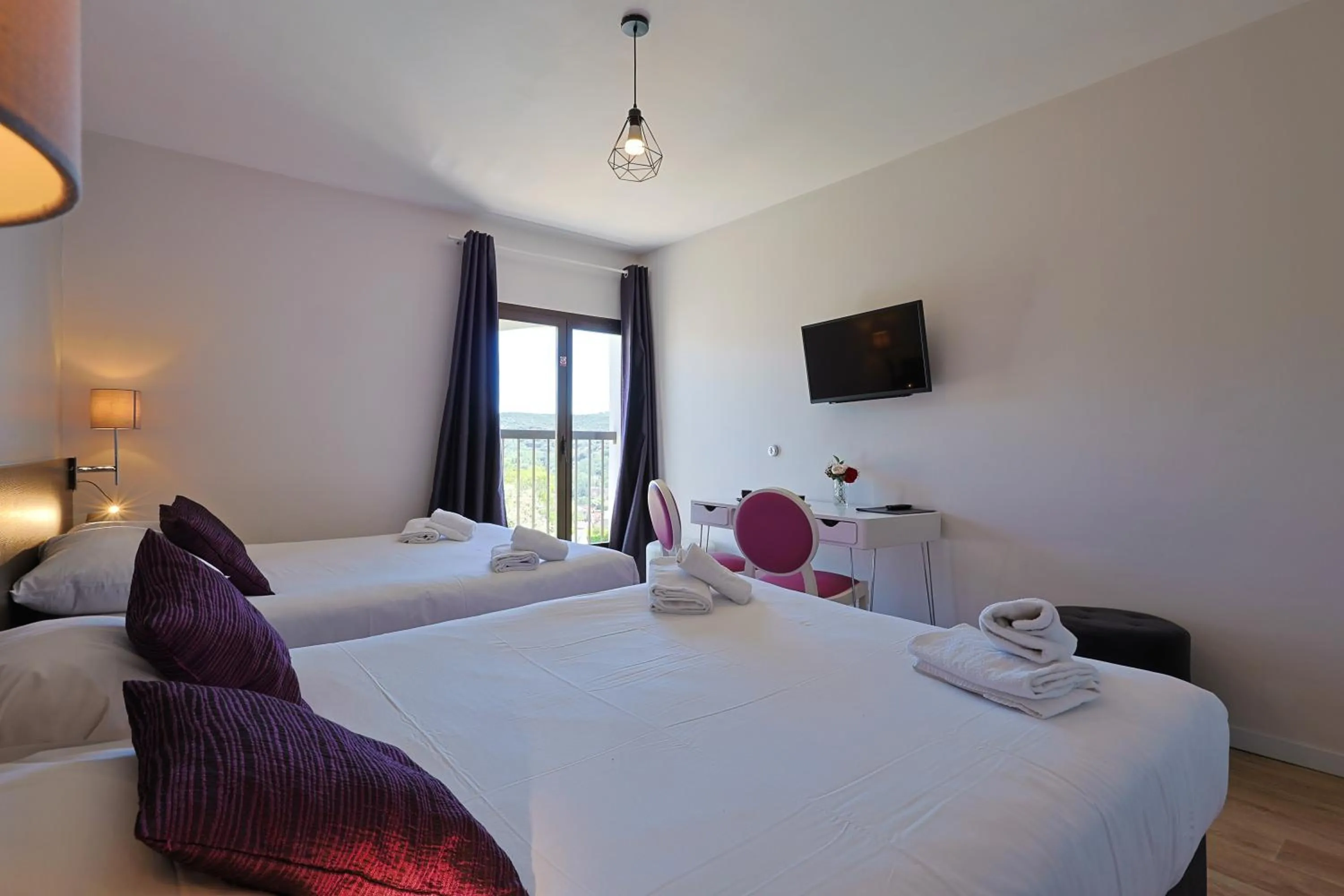 Bed in Logis Hotel Perla Riviera & Restaurant