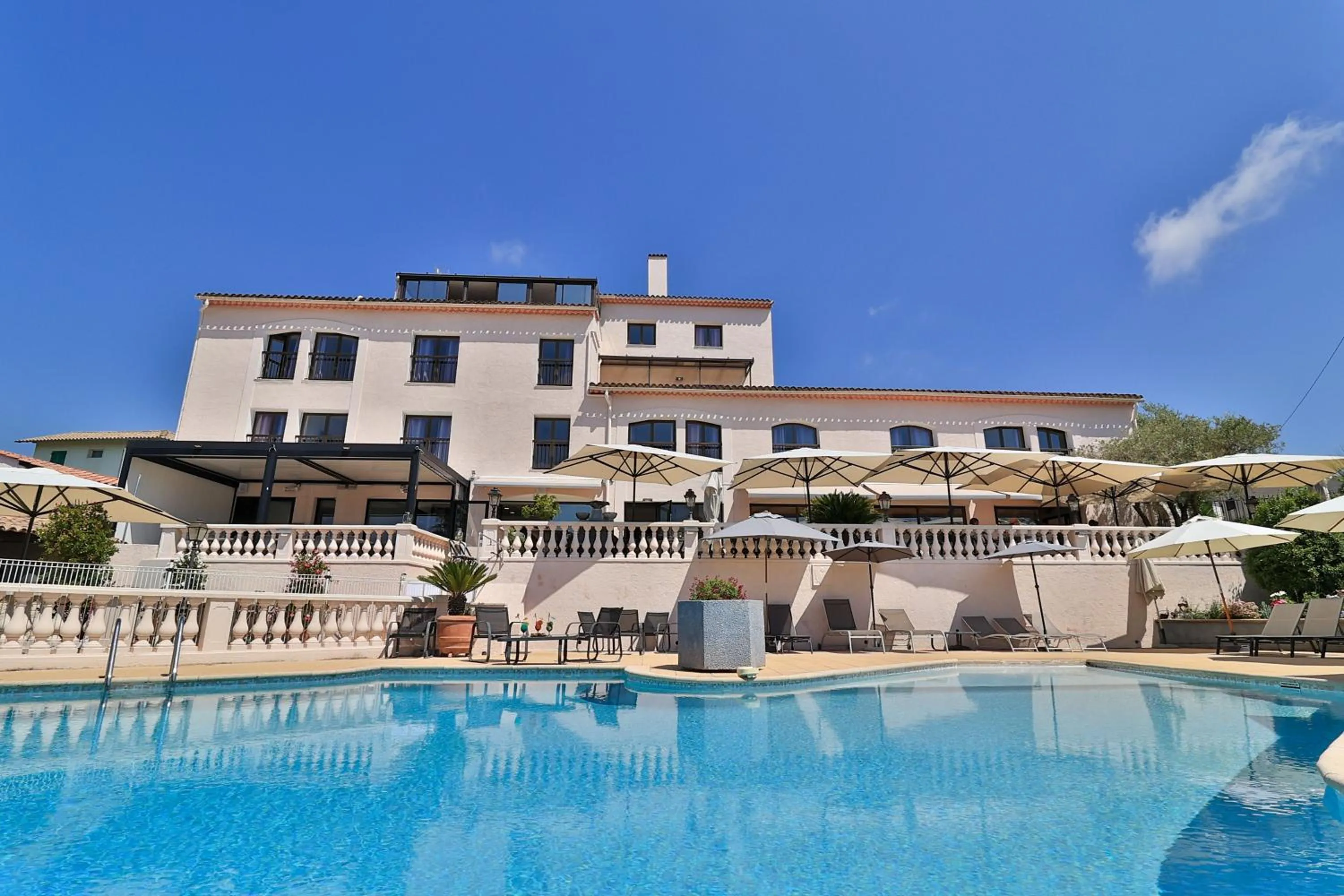 Swimming pool in Logis Hotel Perla Riviera & Restaurant