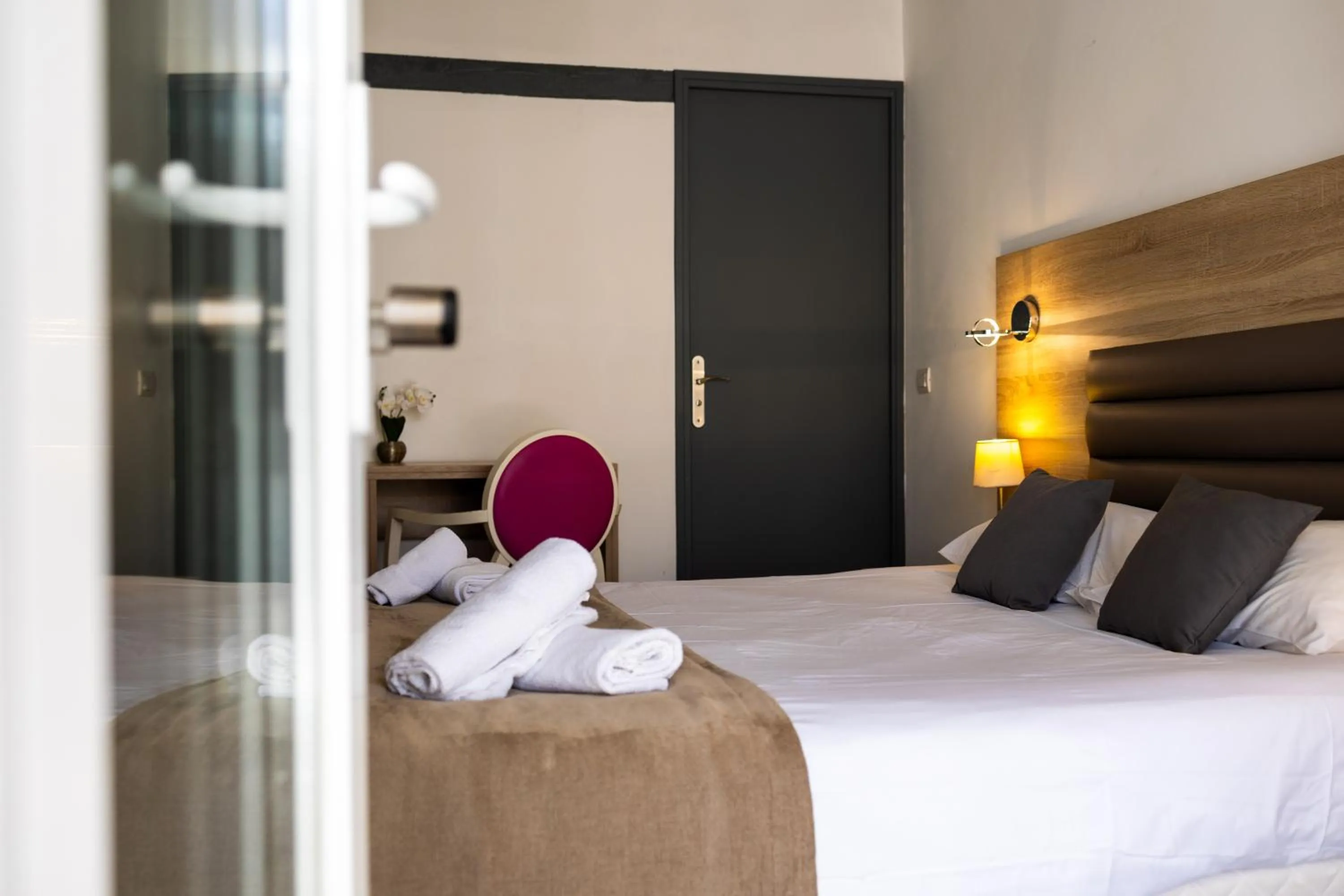 Bed in Logis Hotel Perla Riviera & Restaurant